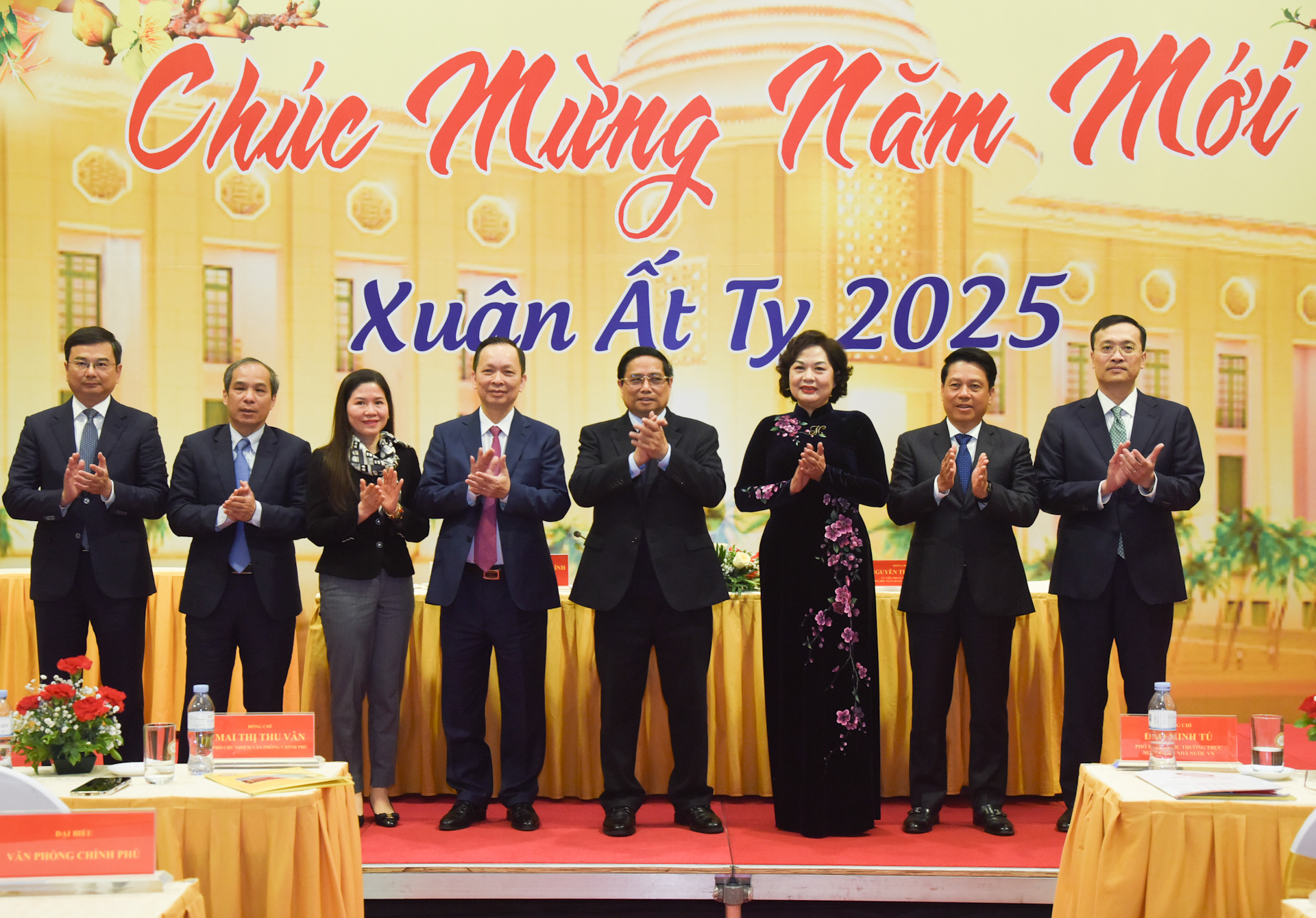 Thủ tướng Phạm Minh Chính với lãnh đạo ngành Ngân hàng.