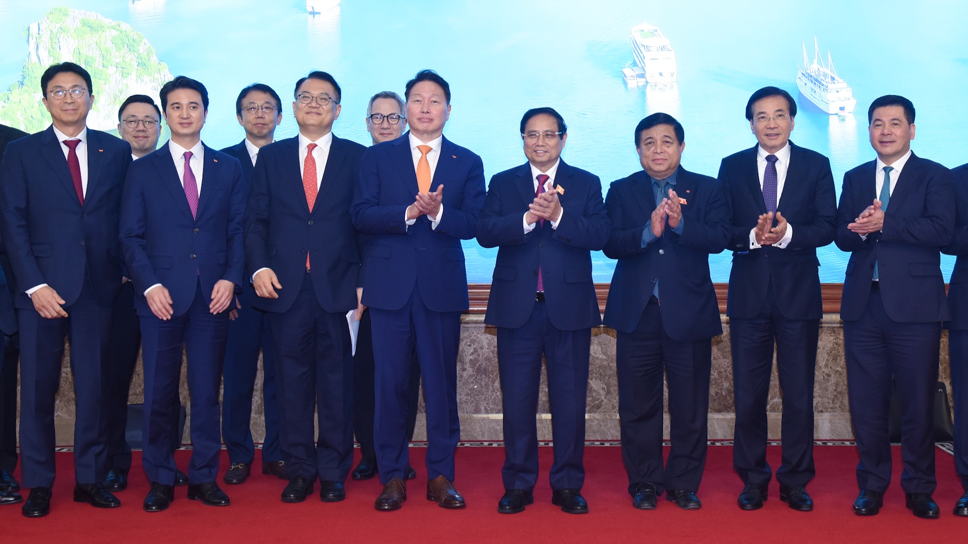 Thủ tướng Phạm Minh Chính và ông Chey Tae Won, Chủ tịch tập đoàn SK của Hàn Quốc.