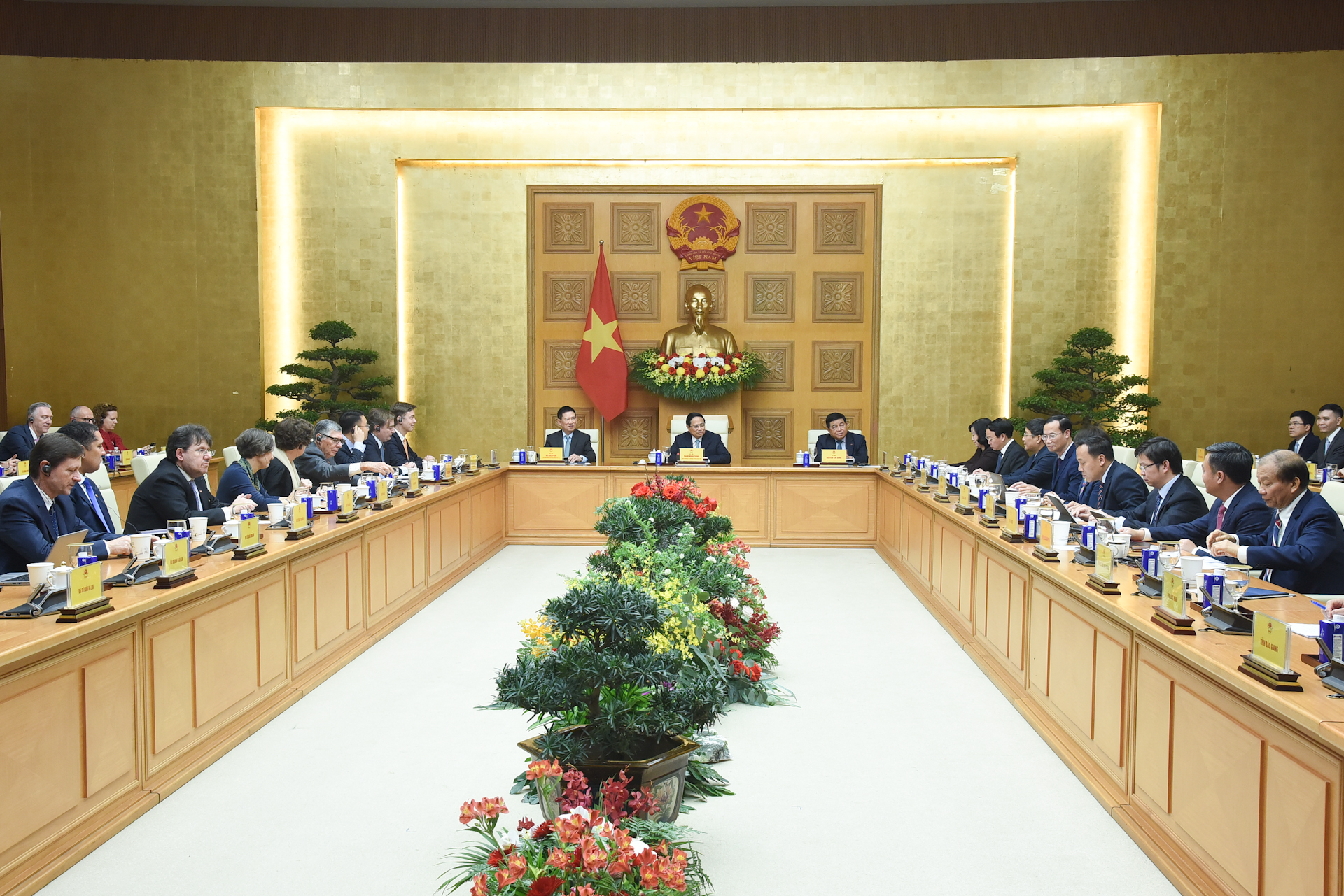 Thủ tướng Phạm Minh Chính và Phó Thủ tướng Hồ Đức Phớc, Phó Thủ tướng Nguyễn Chí Dũng toạ đàm với các doanh nghiệp châu Âu. 