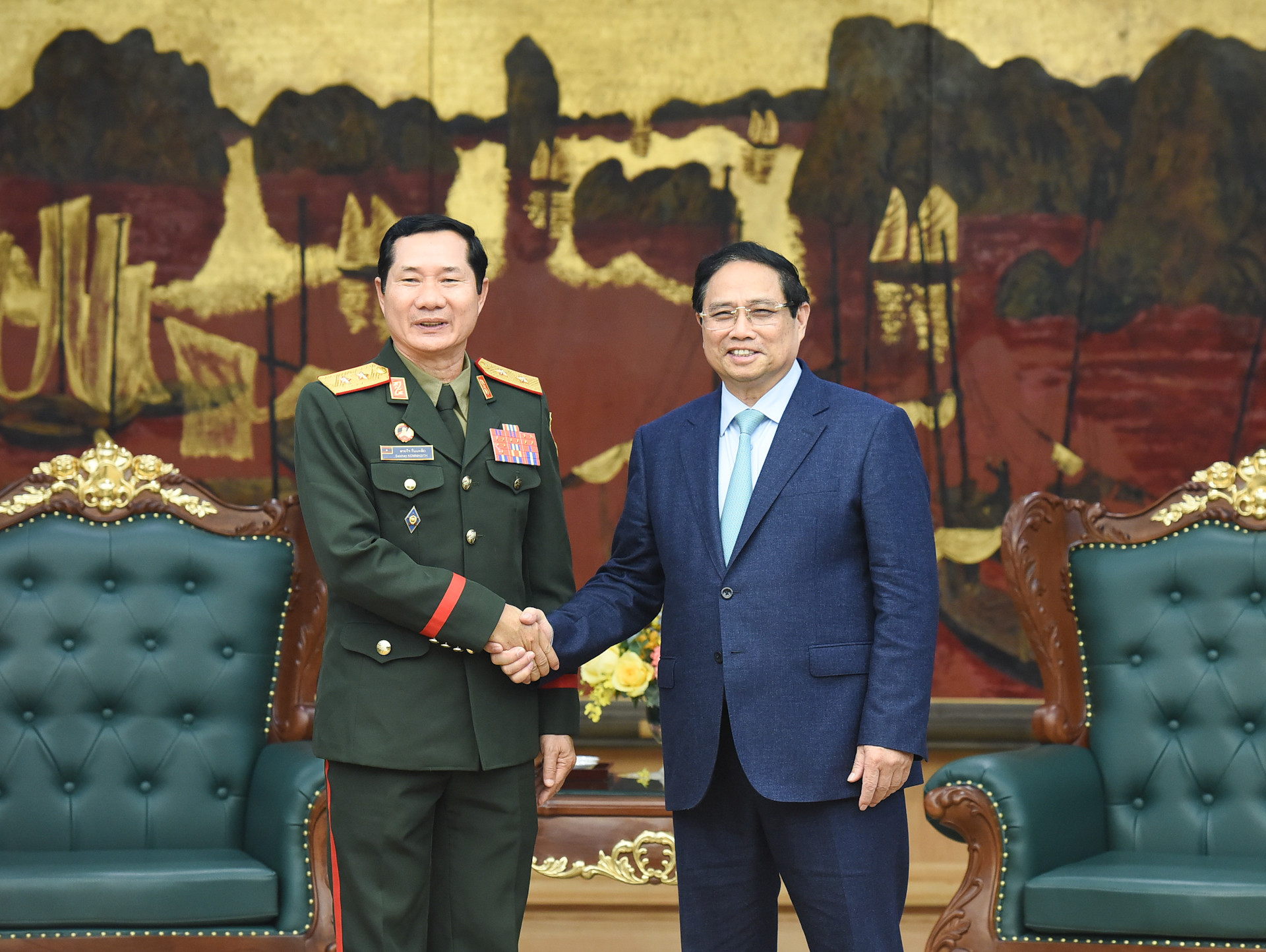 Thủ tướng Phạm Minh Chính đón Trung tướng Saichay Kommasith, Thứ trưởng Quốc phòng, Tổng Tham mưu trưởng Quân đội nhân dân Lào.
