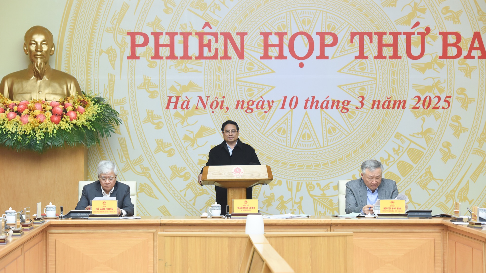 Thủ tướng Phạm Minh Chính phát biểu chỉ đạo tại phiên họp.