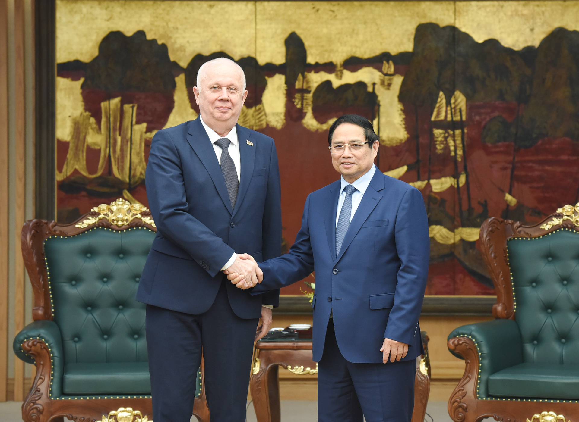 Thủ tướng Phạm Minh Chính đón Phó Thủ tướng Chính phủ Cộng hòa Belarus Anatoly Sivak.