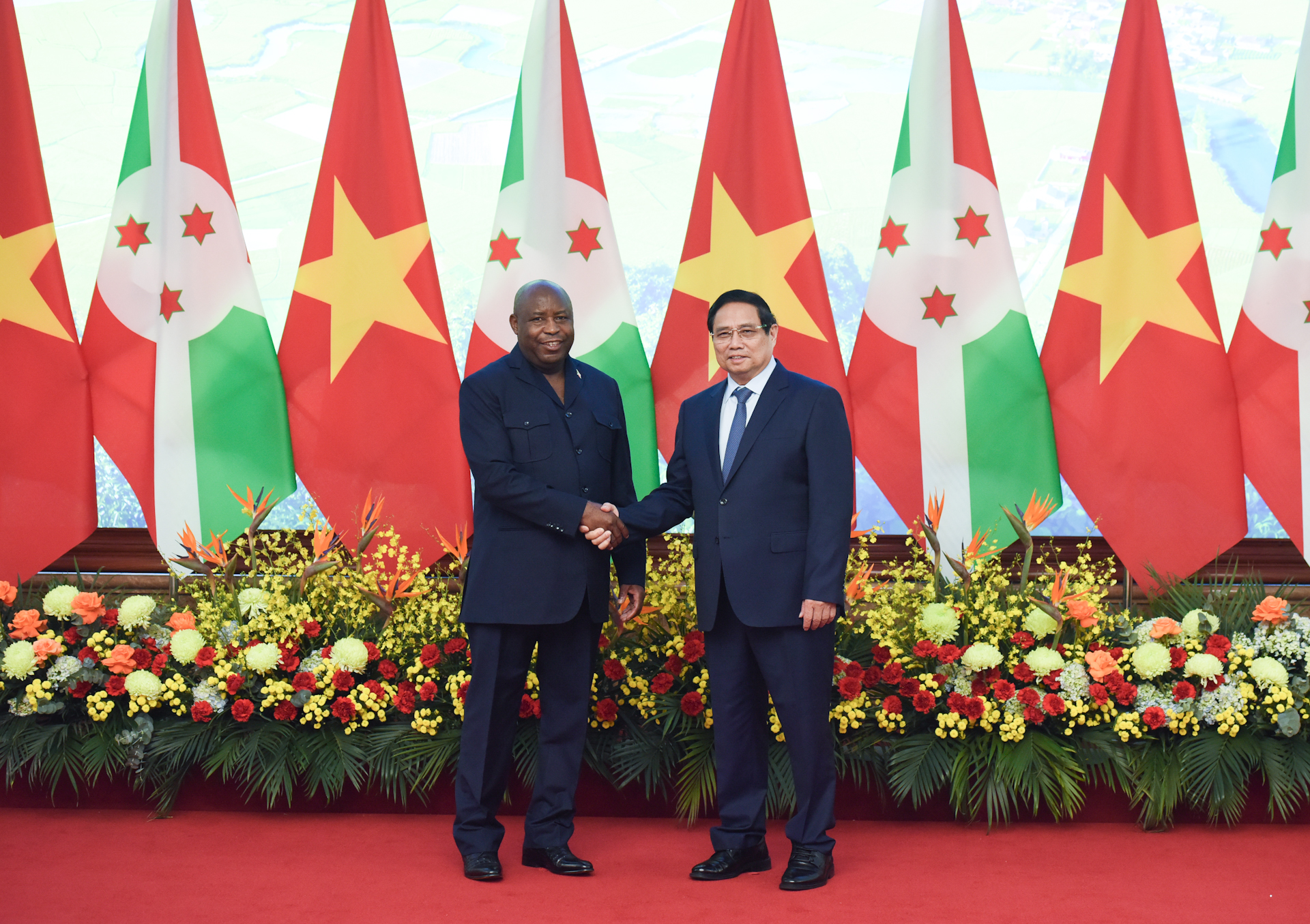 Thủ tướng Phạm Minh Chính và Tổng thống nước Cộng hòa Burundi Evariste Ndayishimiye.
