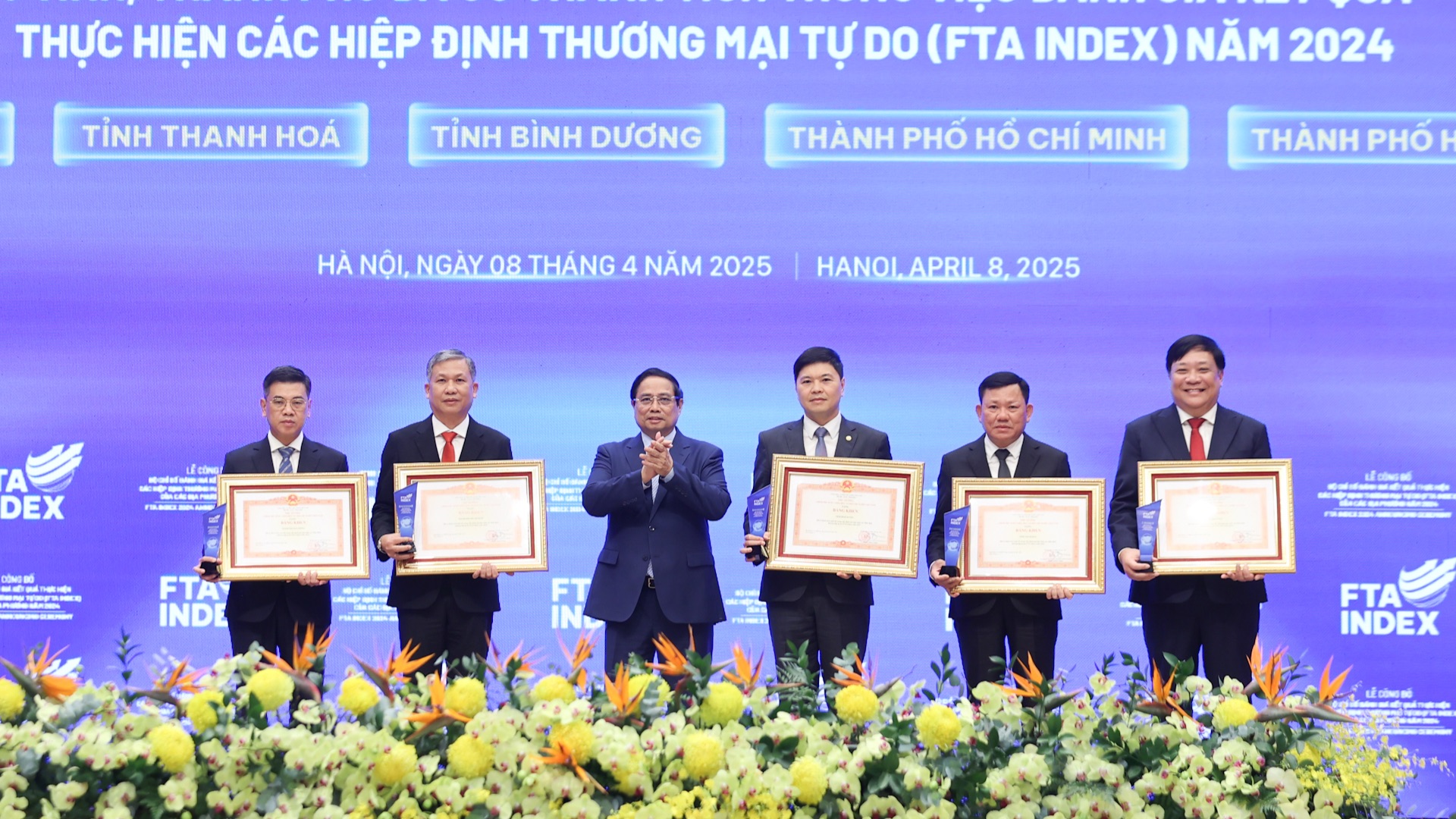 Thủ tướng Phạm Minh Chính trao Bằng khen tặng các tỉnh, thành phố có thành tích trong việc đánh giá kết quả thực hiện các hiệp định thương mại tự do năm 2024.