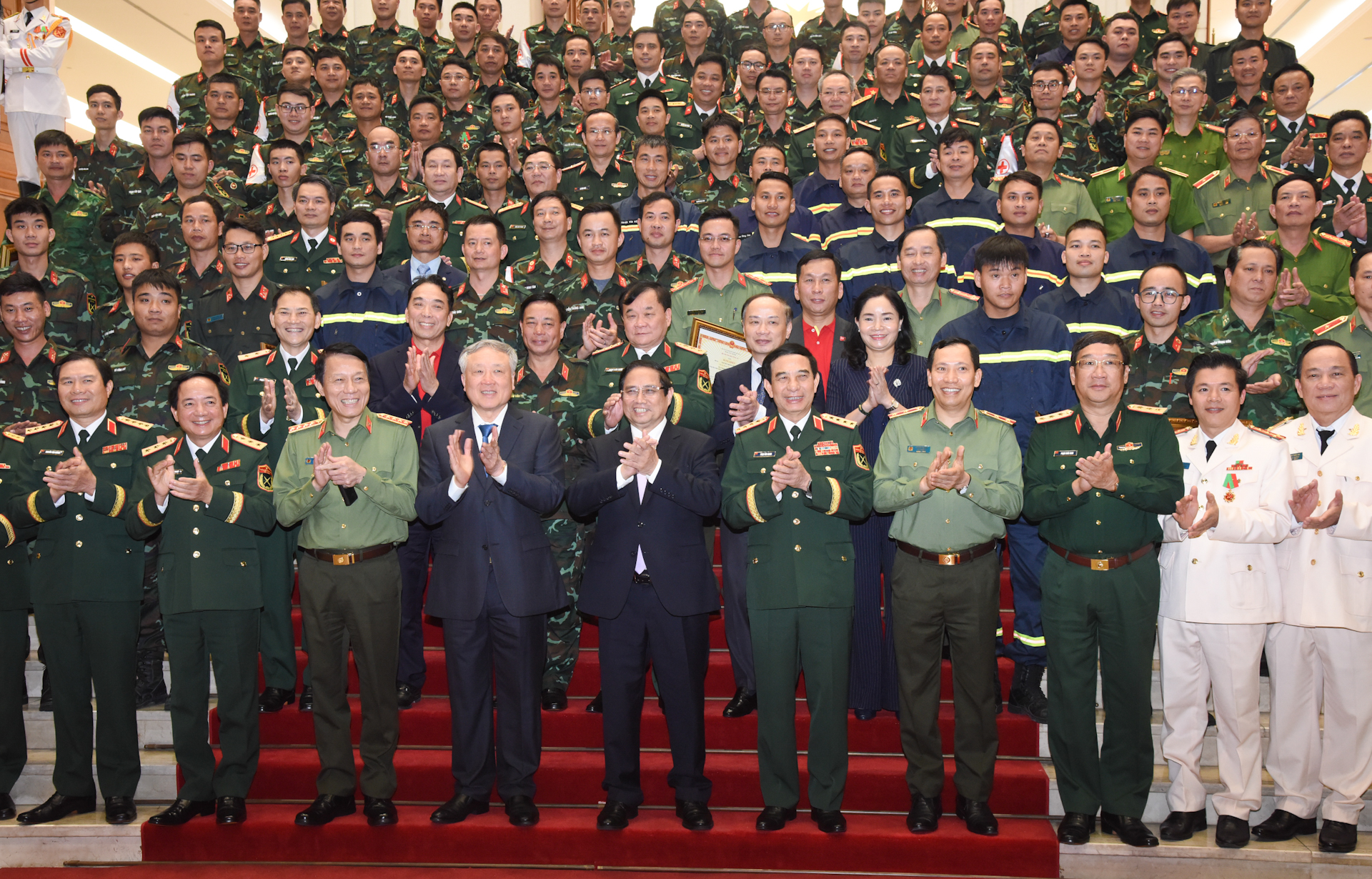 Thủ tướng Phạm Minh Chính với các đại biểu và lực lượng tham gia hỗ trợ Myanmar khắc phục hậu quả động đất.