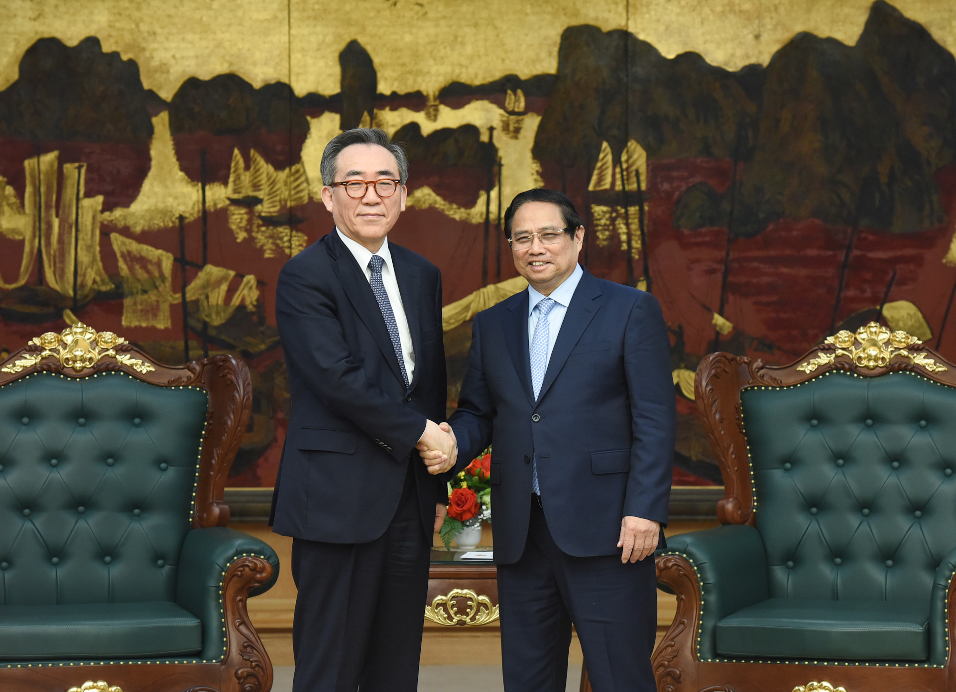 Thủ tướng Phạm Minh Chính đón Bộ trưởng Ngoại giao Hàn Quốc Cho Tae-yul. 