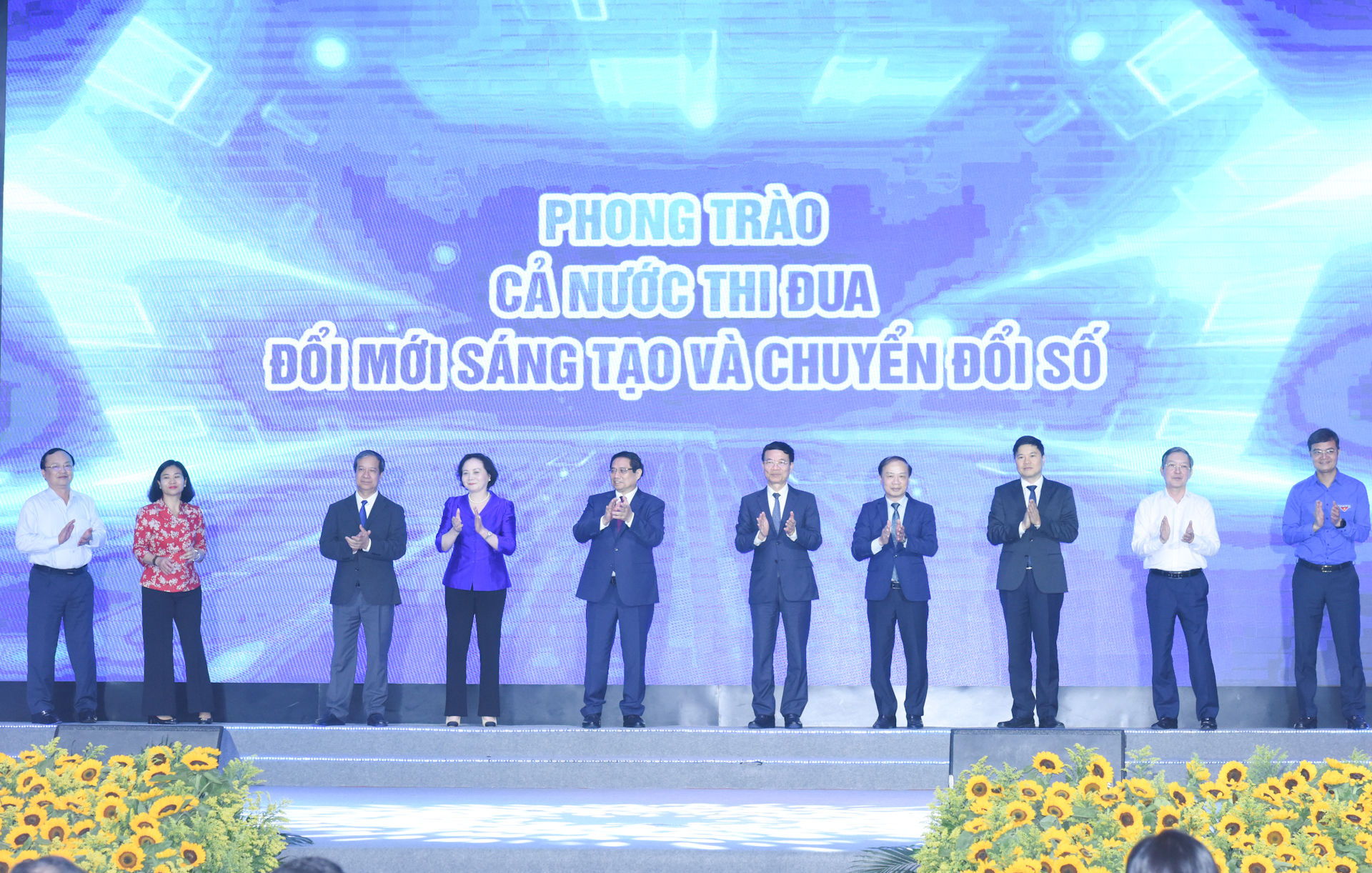 Thủ tướng Phạm Minh Chính và các đại biểu phát động Phong trào “Cả nước thi đua đổi mới sáng tạo và chuyển đổi số”.