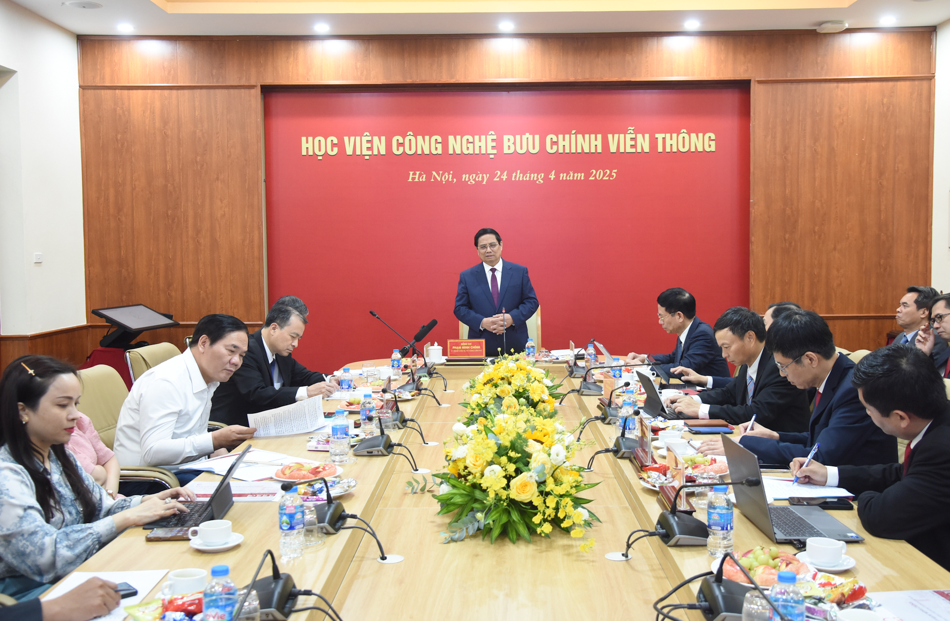 Thủ tướng Phạm Minh Chính làm việc với lãnh đạo Học viện Công nghệ Bưu chính Viễn thông.