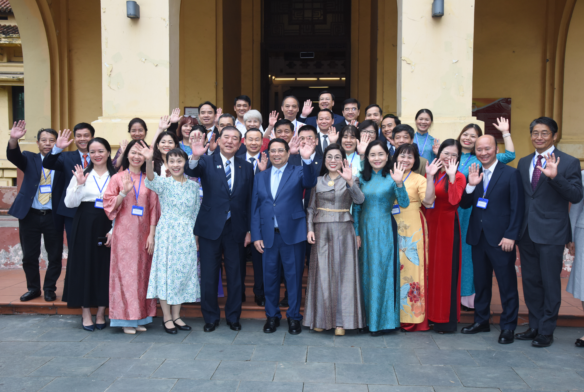 Thủ tướng Phạm Minh Chính và Phu nhân cùng Thủ tướng Nhật Bản Ishiba Shigeru và Phu nhân với cán bộ, công nhân viên của Bảo tàng Lịch sử quốc gia.