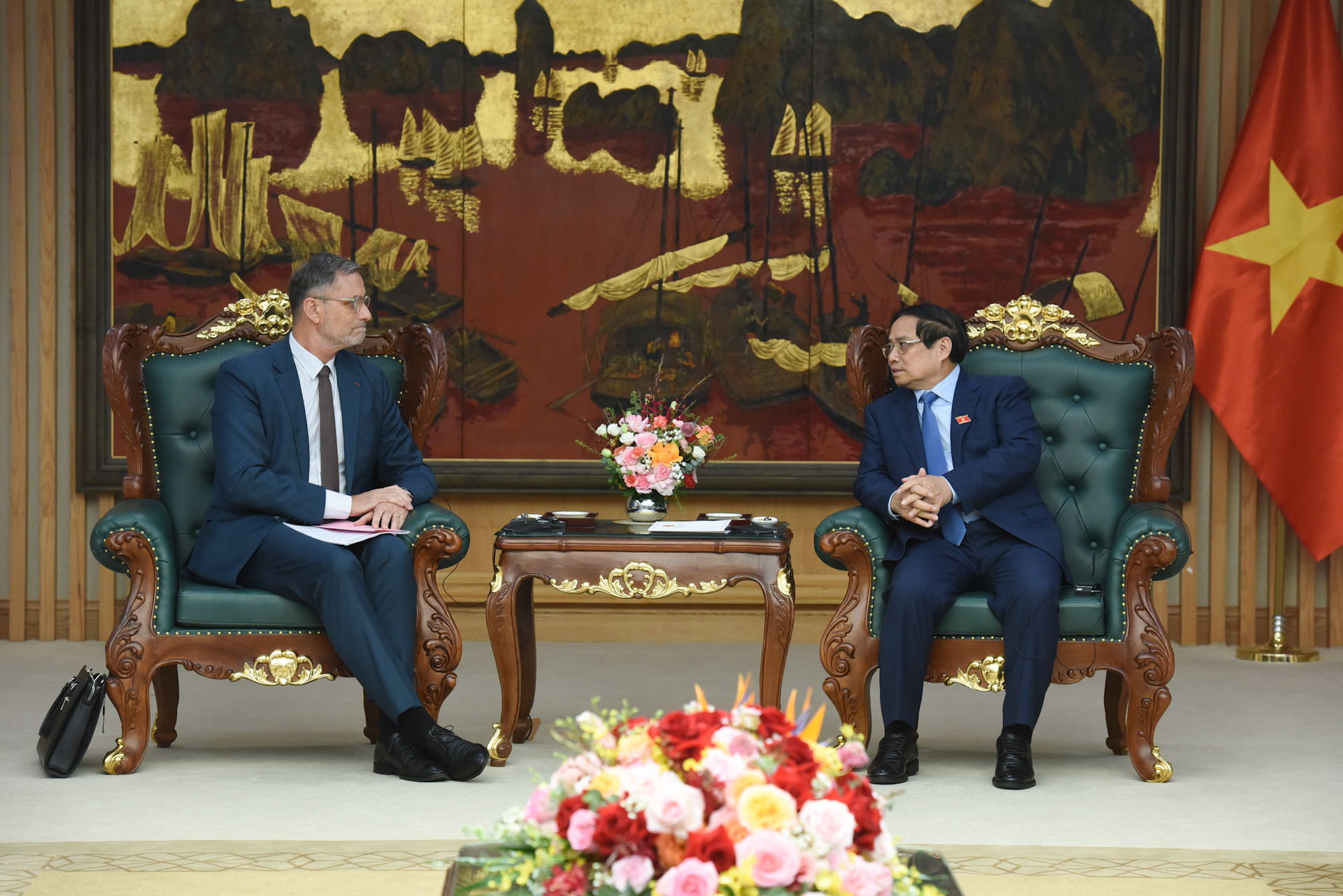 Thủ tướng Phạm Minh Chính tiếp Đại sứ Cộng hòa Pháp tại Việt Nam Olivier Brochet.