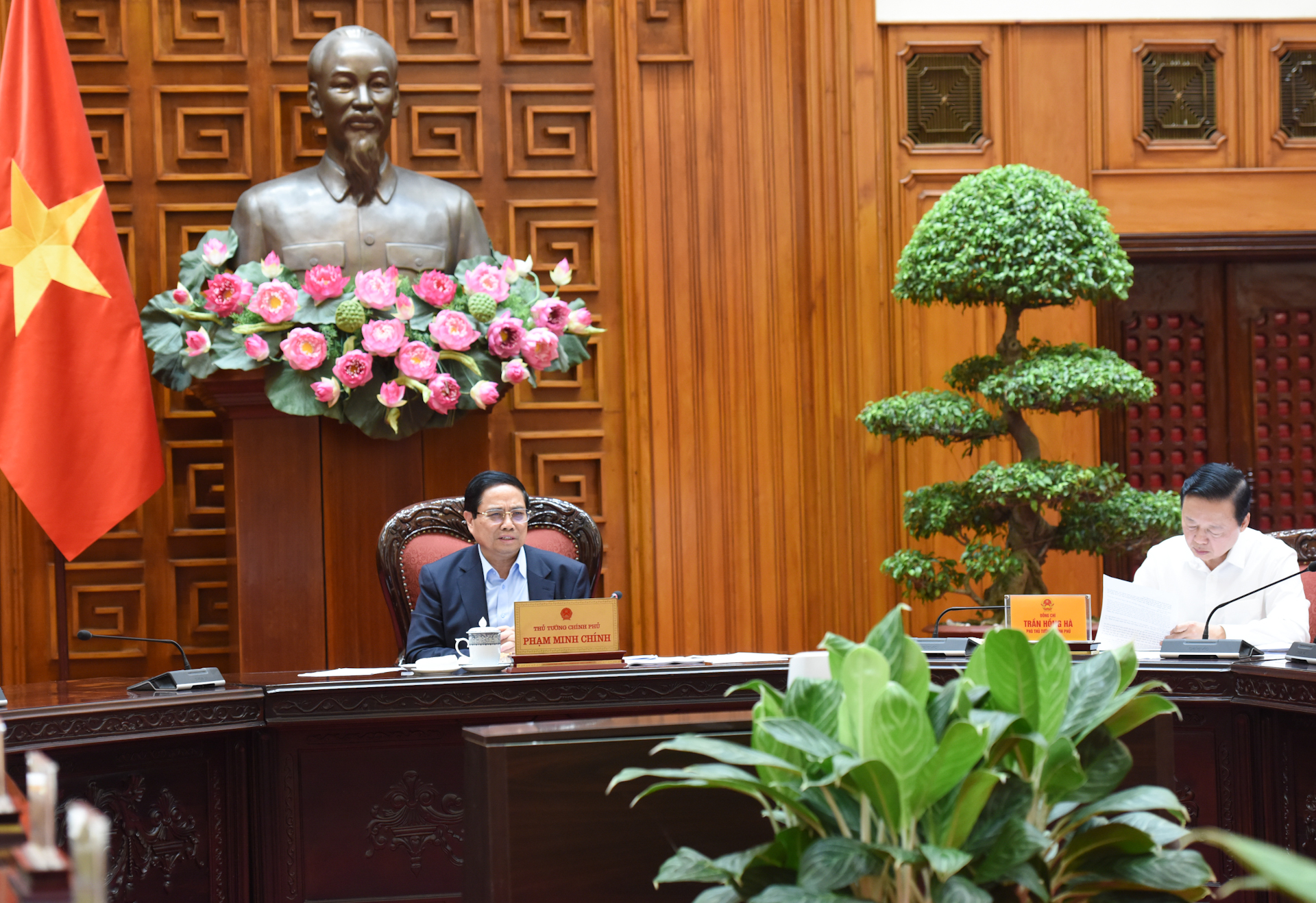 Thủ tướng Phạm Minh Chính chủ trì cuộc họp với các bộ, ngành về triển khai dự án tuyến đường sắt khổ tiêu chuẩn Lào Cai-Hà Nội-Hải Phòng. 