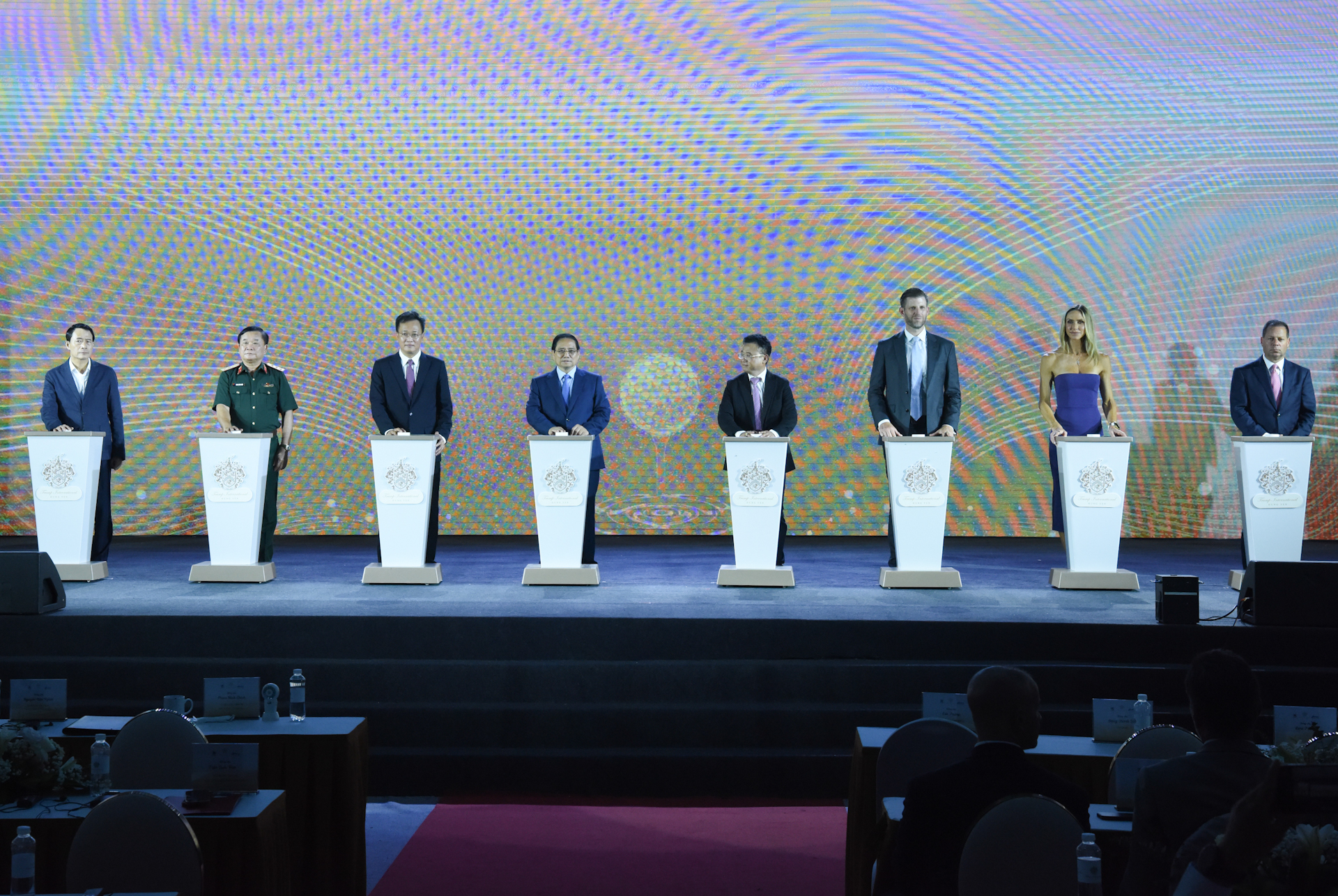 Thủ tướng và các đại biểu thực hiện nghi thức khởi công dự án Trump International Hưng Yên