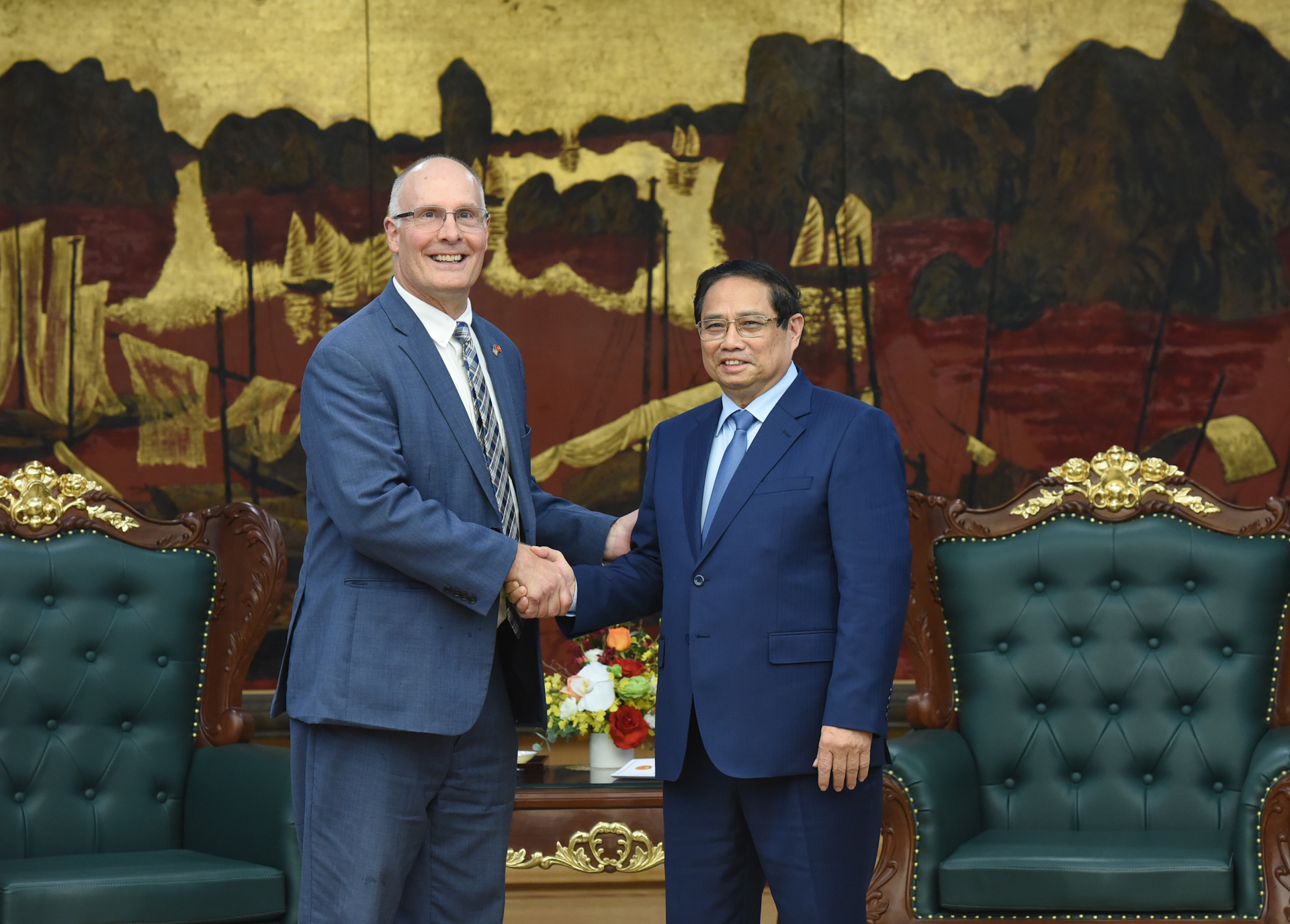 Thủ tướng Phạm Minh Chính và Hạ Nghị sĩ John Moolenaar.