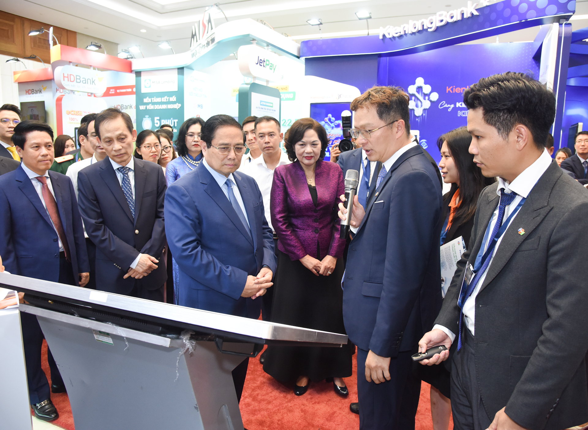 Thủ tướng Phạm Minh Chính dự sự kiện “Chuyển đổi số ngành ngân hàng năm 2025”.