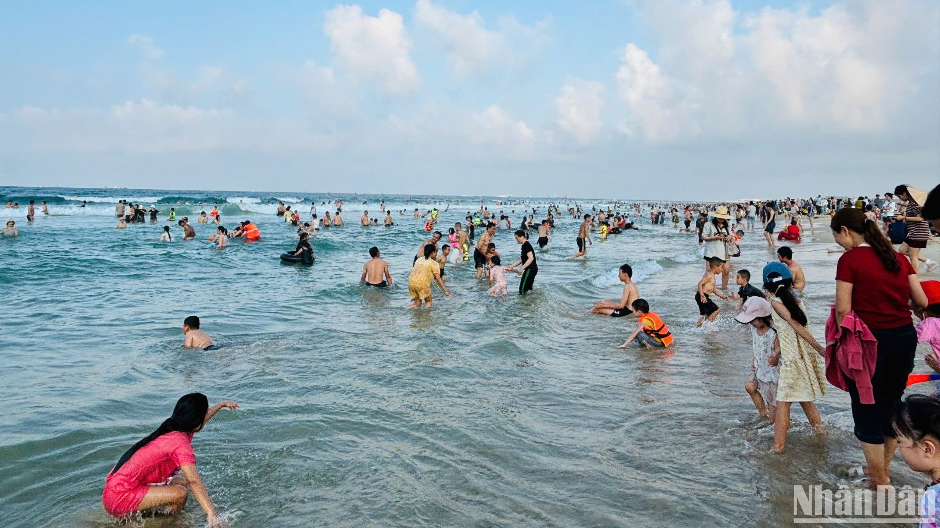 Bãi biển Cửa Việt trở thành điểm đến lý tưởng cho du khách trong dịp nghỉ lễ.
