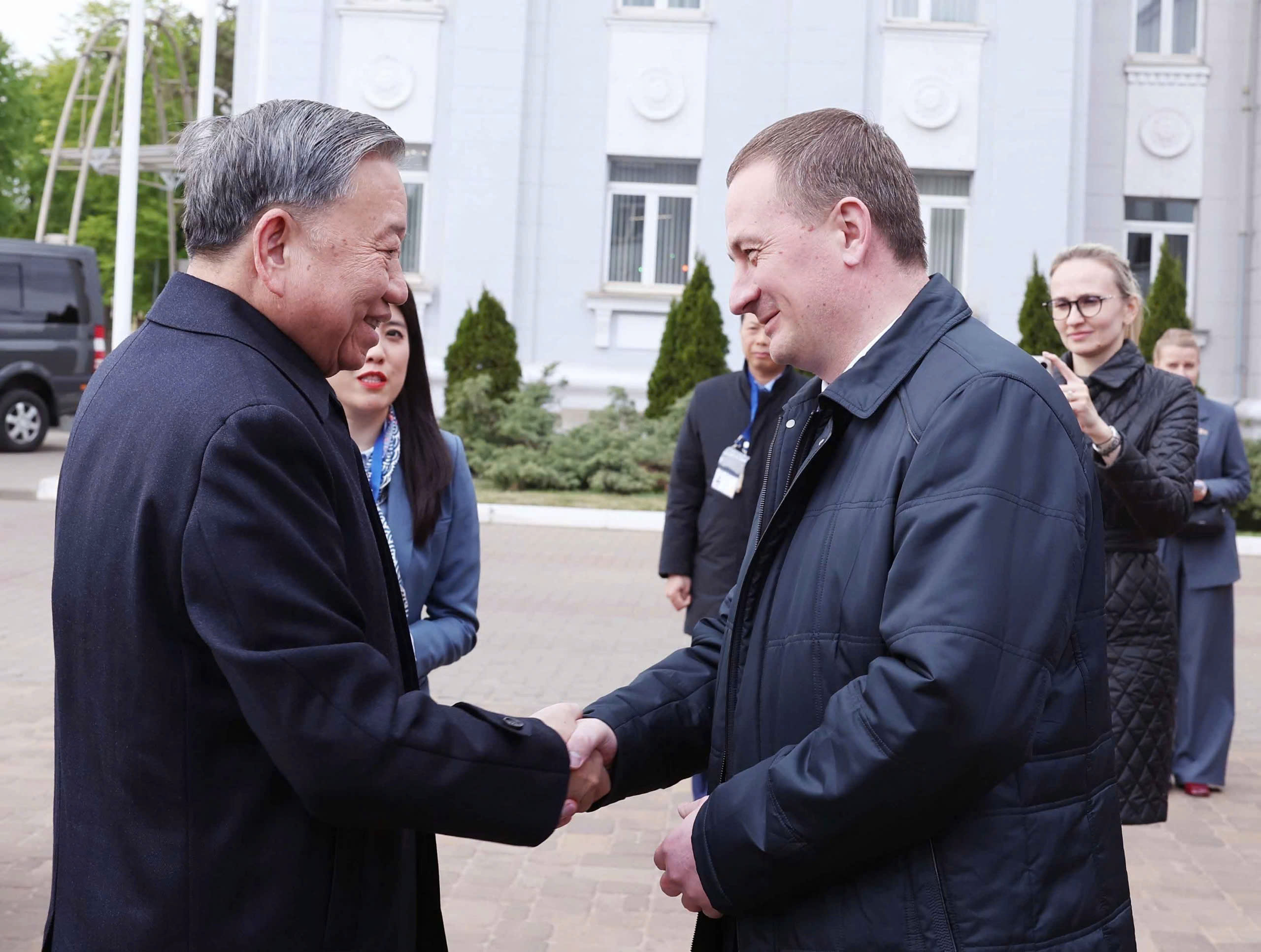 Tổng Bí thư Tô Lâm và Thủ tướng Belarus Aleksandr Turchin thăm Nhà máy máy kéo Minsk. (Ảnh: Thống Nhất/TTXVN)