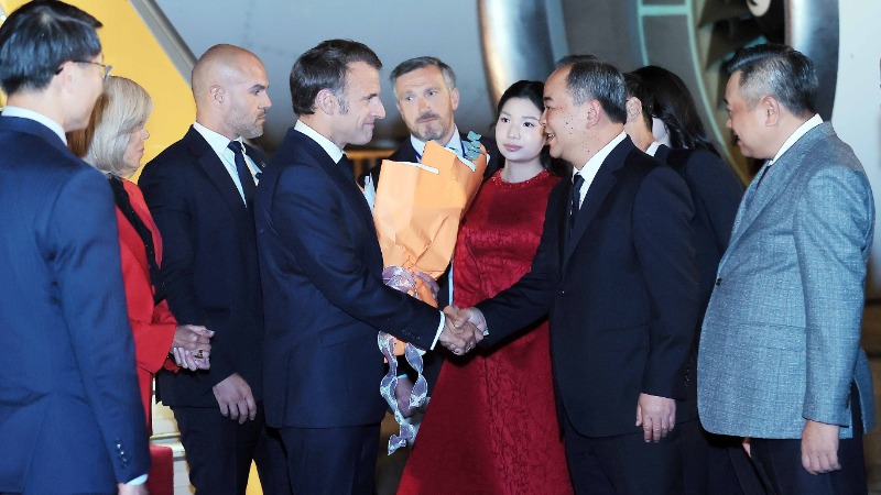 Chủ nhiệm Văn phòng Chủ tịch nước Lê Khánh Hải đón Tổng thống Cộng hòa Pháp Emmanuel Macron và Phu nhân tại Sân bay quốc tế Nội Bài. (Ảnh: An Đăng/TTXVN)