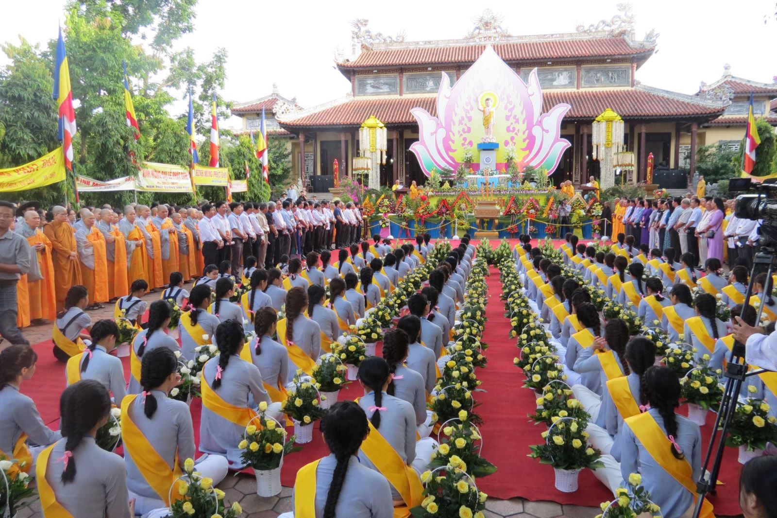 Việt Nam tôn trọng và bảo đảm quyền tự do tín ngưỡng, tôn giáo của người dân.