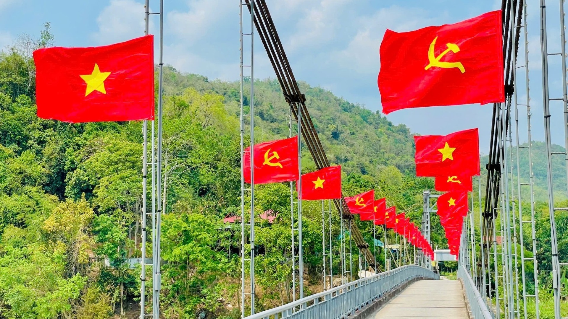 Đường cờ Tổ quốc mừng thống nhất non sông ở thị trấn Thạch Giám, huyện Tương Dương.