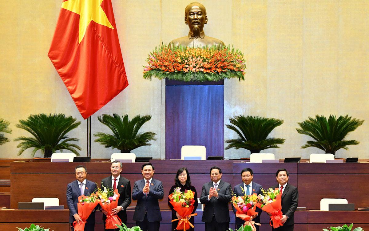 Thủ tướng Phạm Minh Chính và Chủ tịch Quốc hội Vương Đình Huệ chúc mừng Tổng Kiểm toán Nhà nước Ngô Văn Tuấn, Bộ trưởng Y tế Đào Hồng Lan, Bộ trưởng Giao thông vận tại Nguyễn Văn Thắng và các đồng chí Trần Sỹ Thanh, Nguyễn Văn Thể đã hoàn thành tốt nhiệm vụ được giao. 