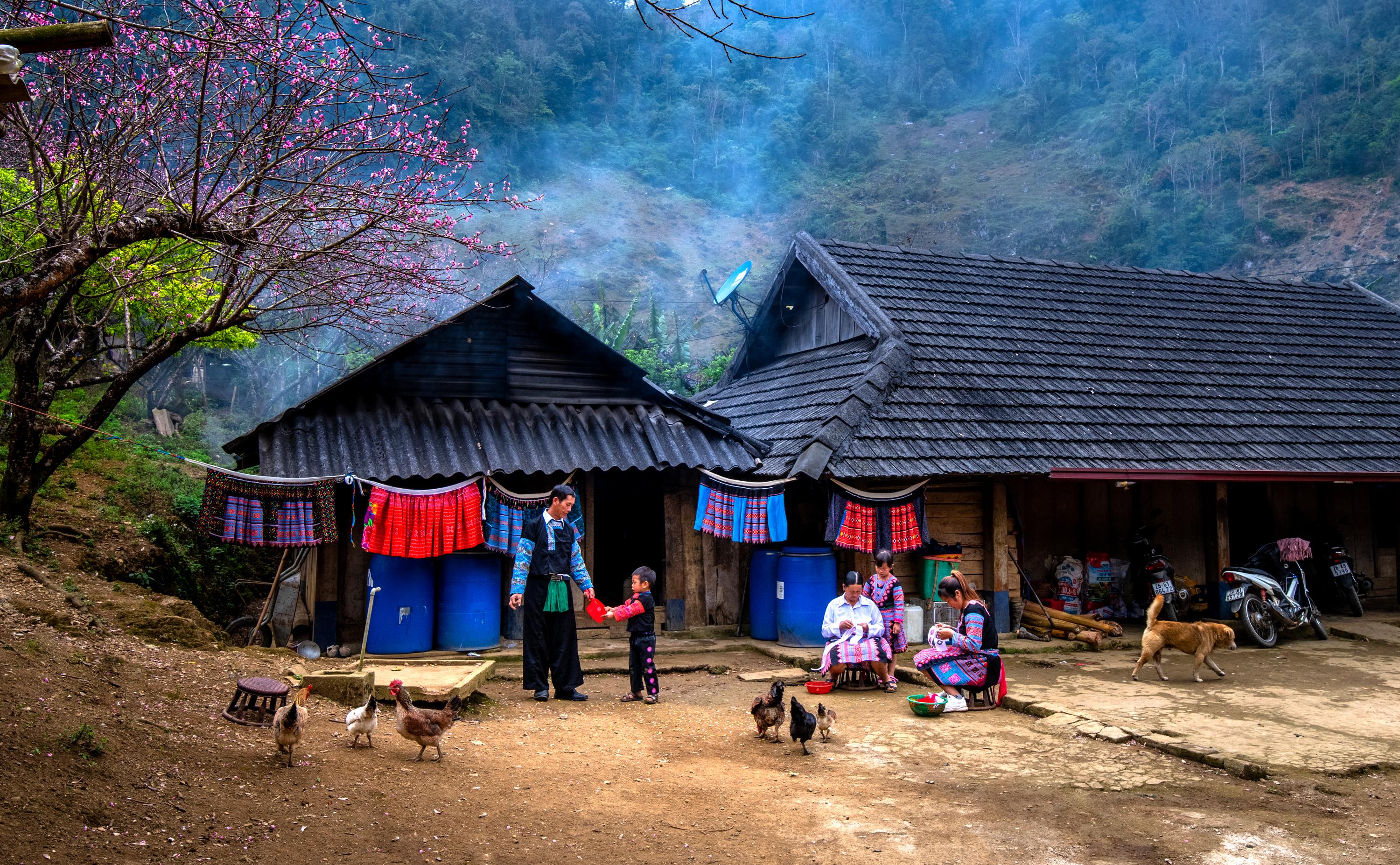 Người Hmông bán hàng ở chợ Bắc Hà, Lào Cai.