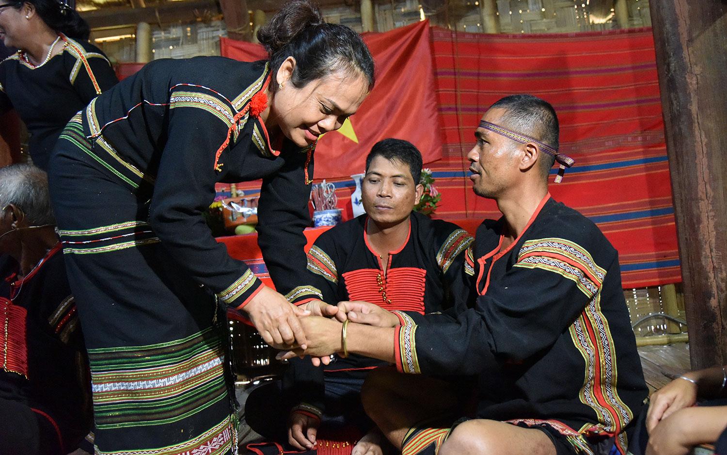 Hai nghệ nhân Hyum Niê và Y Vâng Brông tái hiện lễ kết nghĩa Mẹ-Con. (Ảnh: PHẠM TIỆP)
