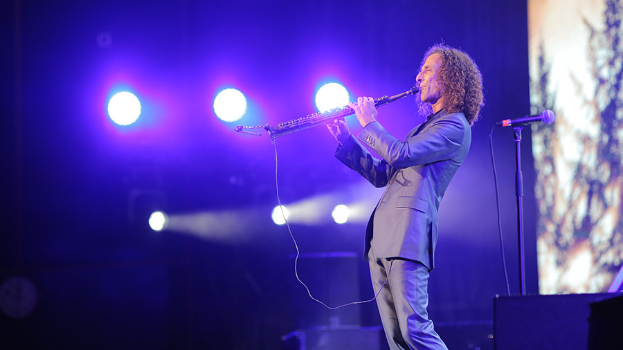 Nghệ sĩ saxophone Kenny G. 