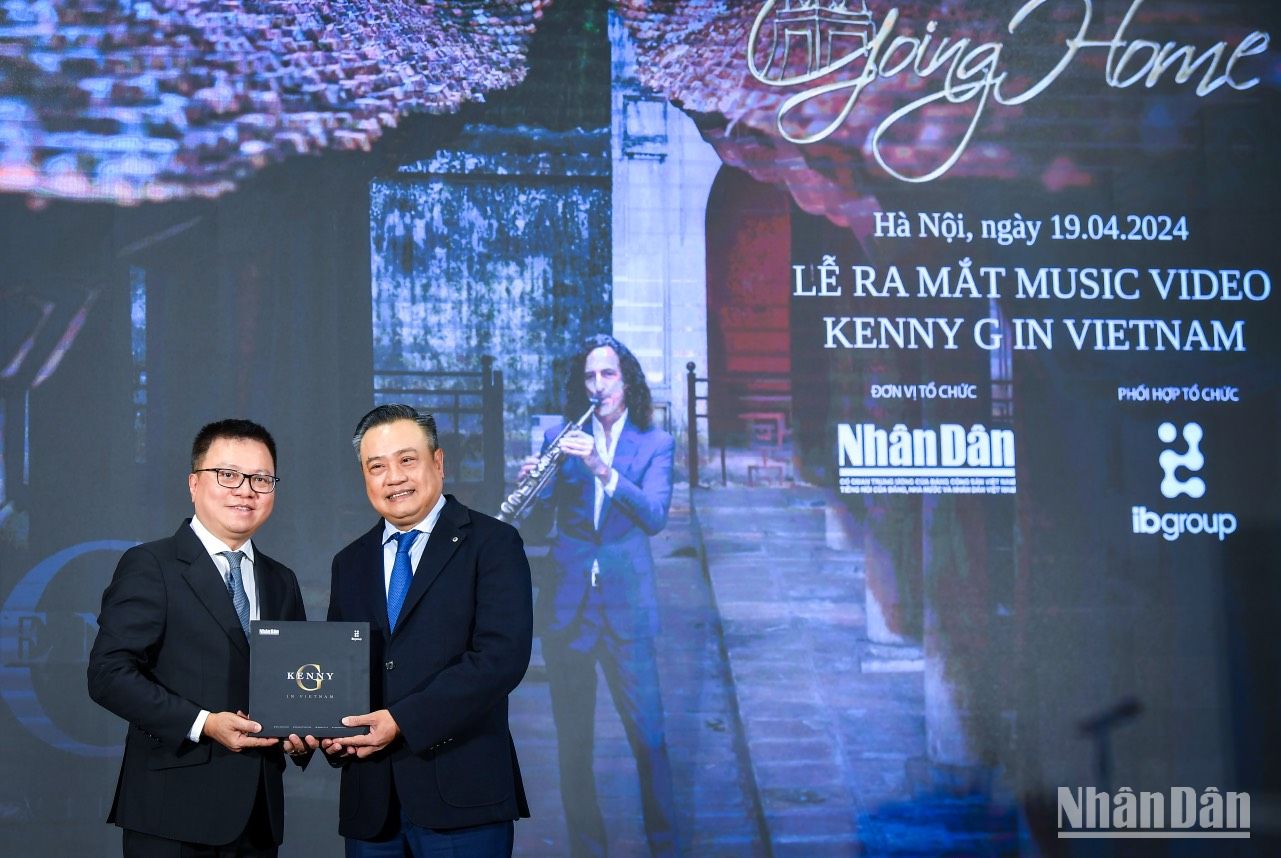Tổng Biên tập Lê Quốc Minh tặng MV "Going Home" cho Chủ tịch UBND Thành phố Hà Nội Trần Sỹ Thanh. (Ảnh: THÀNH ĐẠT)