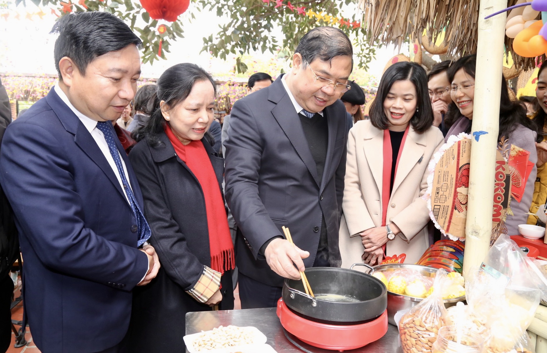 Các đại biểu trải nghiệm tại một số gian ẩm thực mang bản sắc truyền thống Thành Nam.
