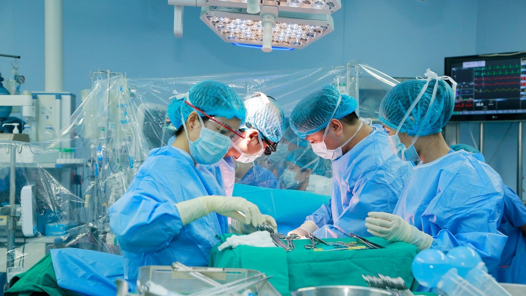 Các bác sĩ ghép gan cấp cứu cho người bệnh.