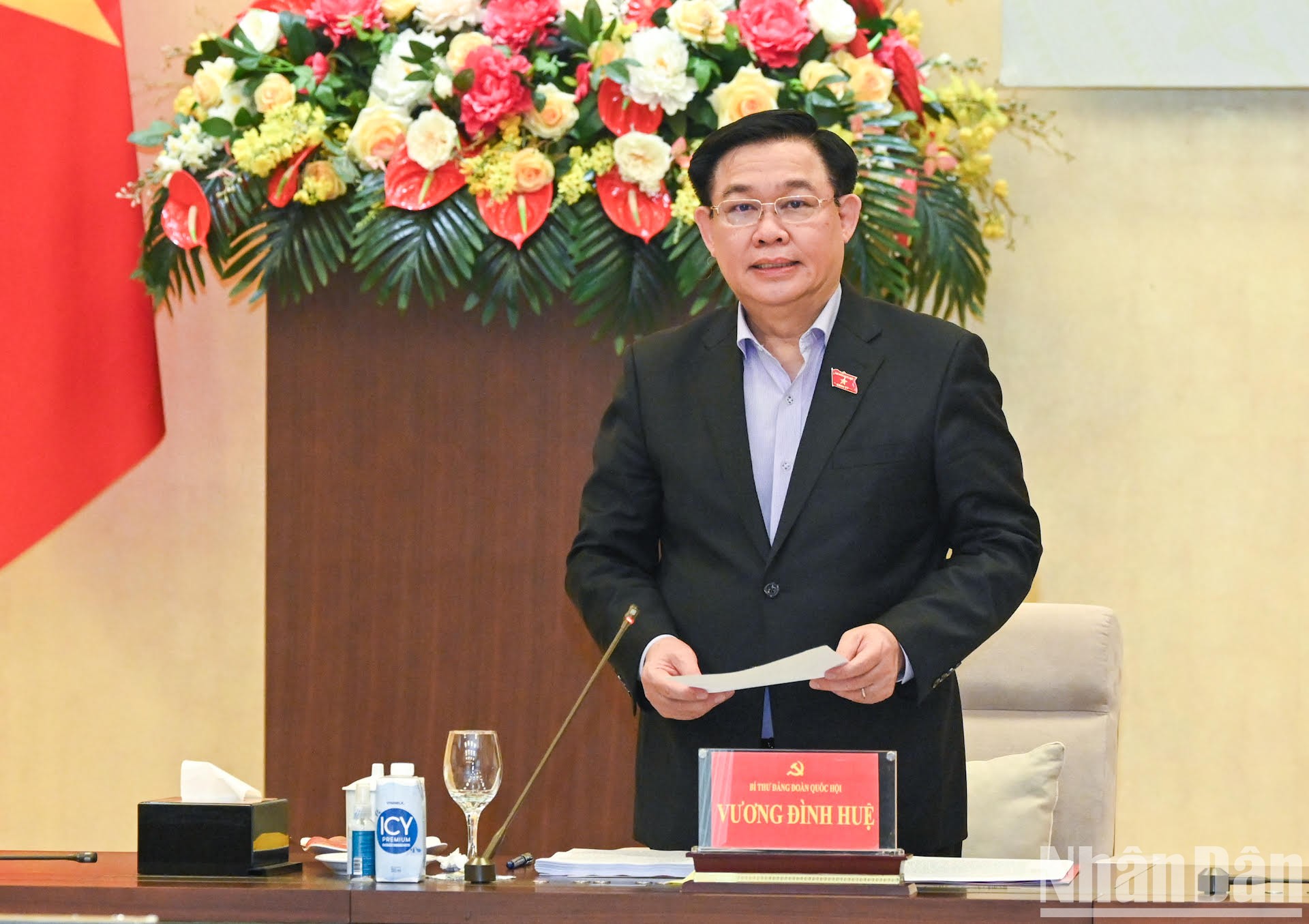 Chủ tịch Quốc hội Vương Đình Huệ phát biểu mở đầu, gợi mở các nội dung thảo luận tại buổi làm việc.