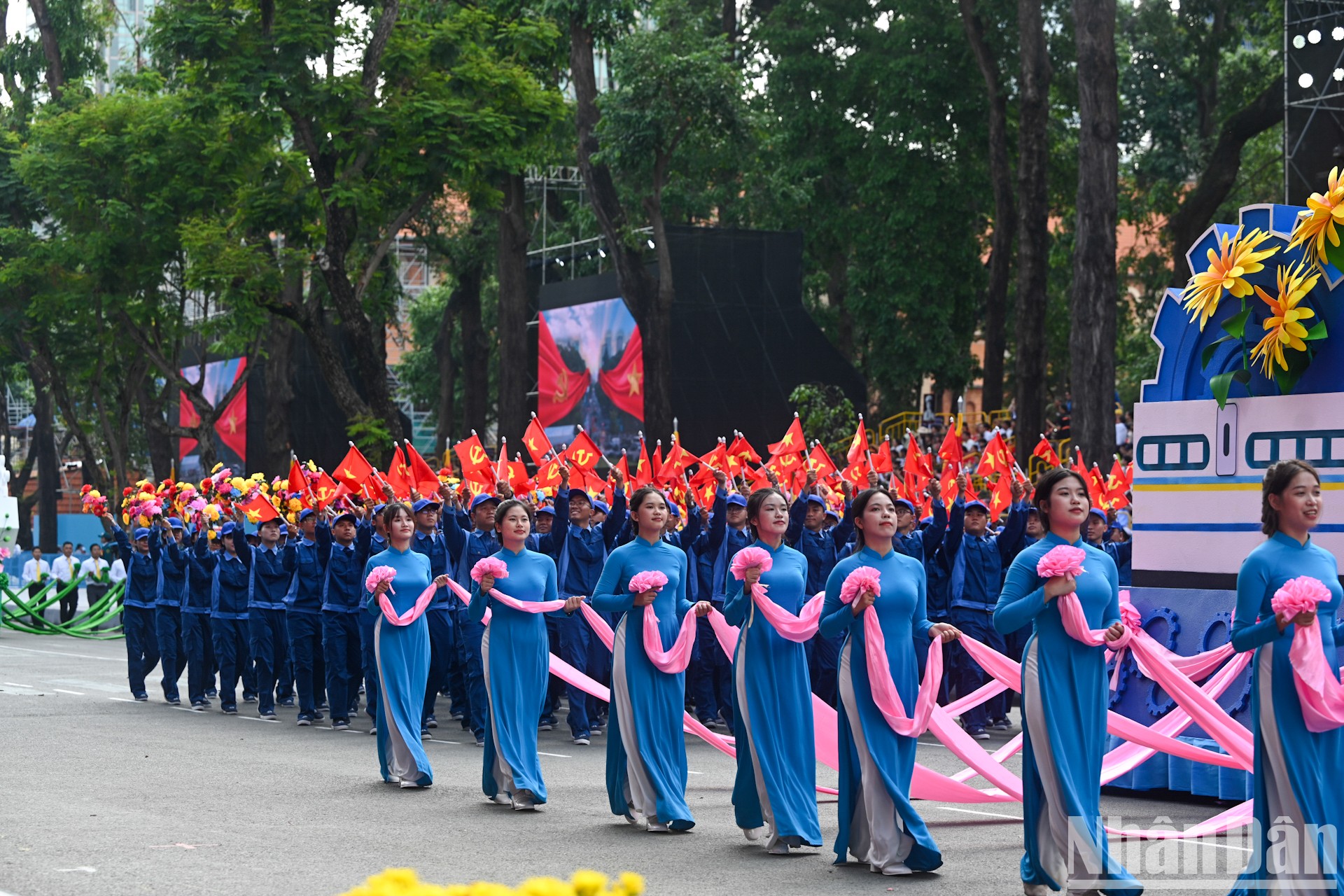 Khối Công nhân tham gia lễ diễu binh, diễu hành.