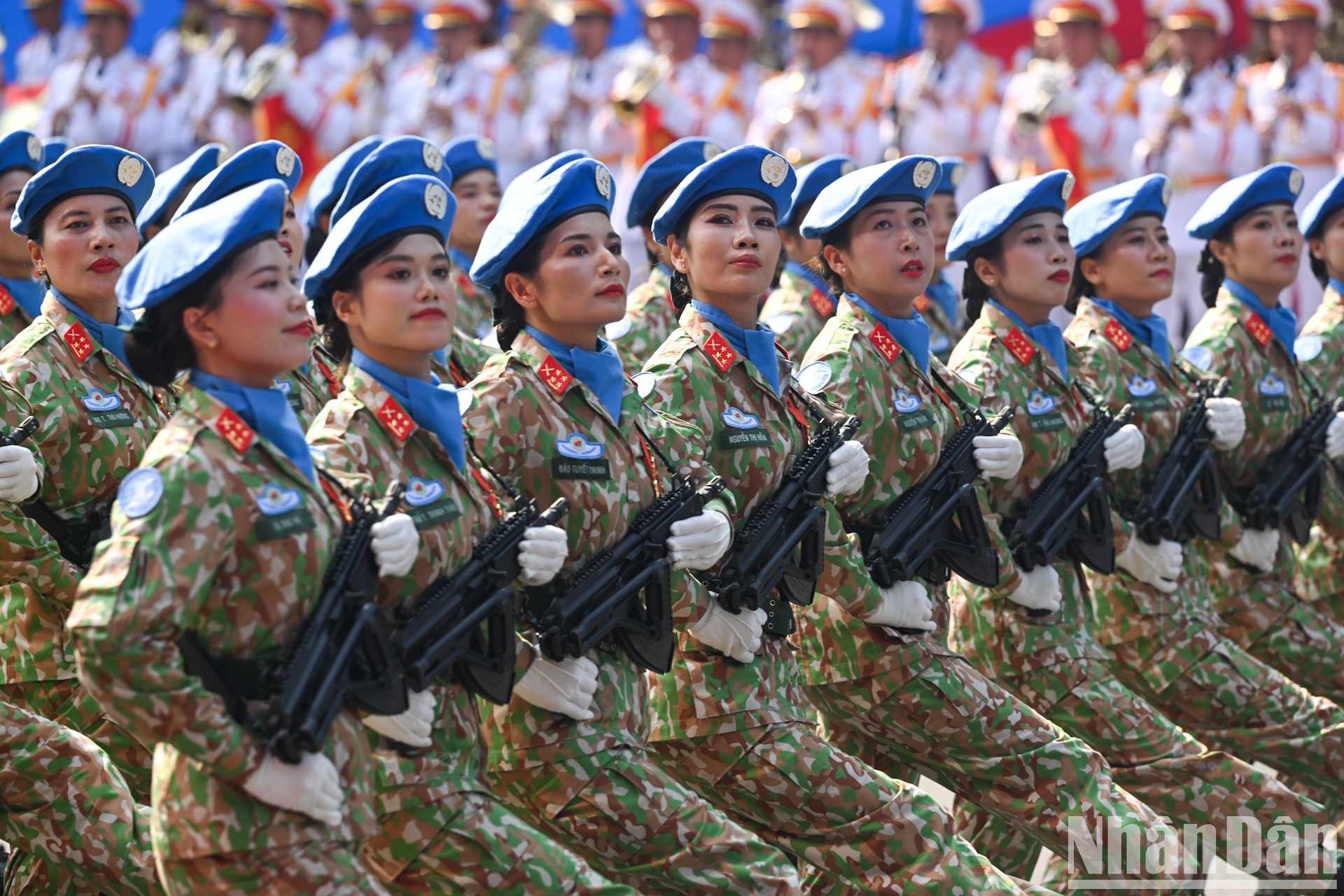Khối Gìn giữ hòa bình diễu qua Lễ đài. (Ảnh: DUY LINH)