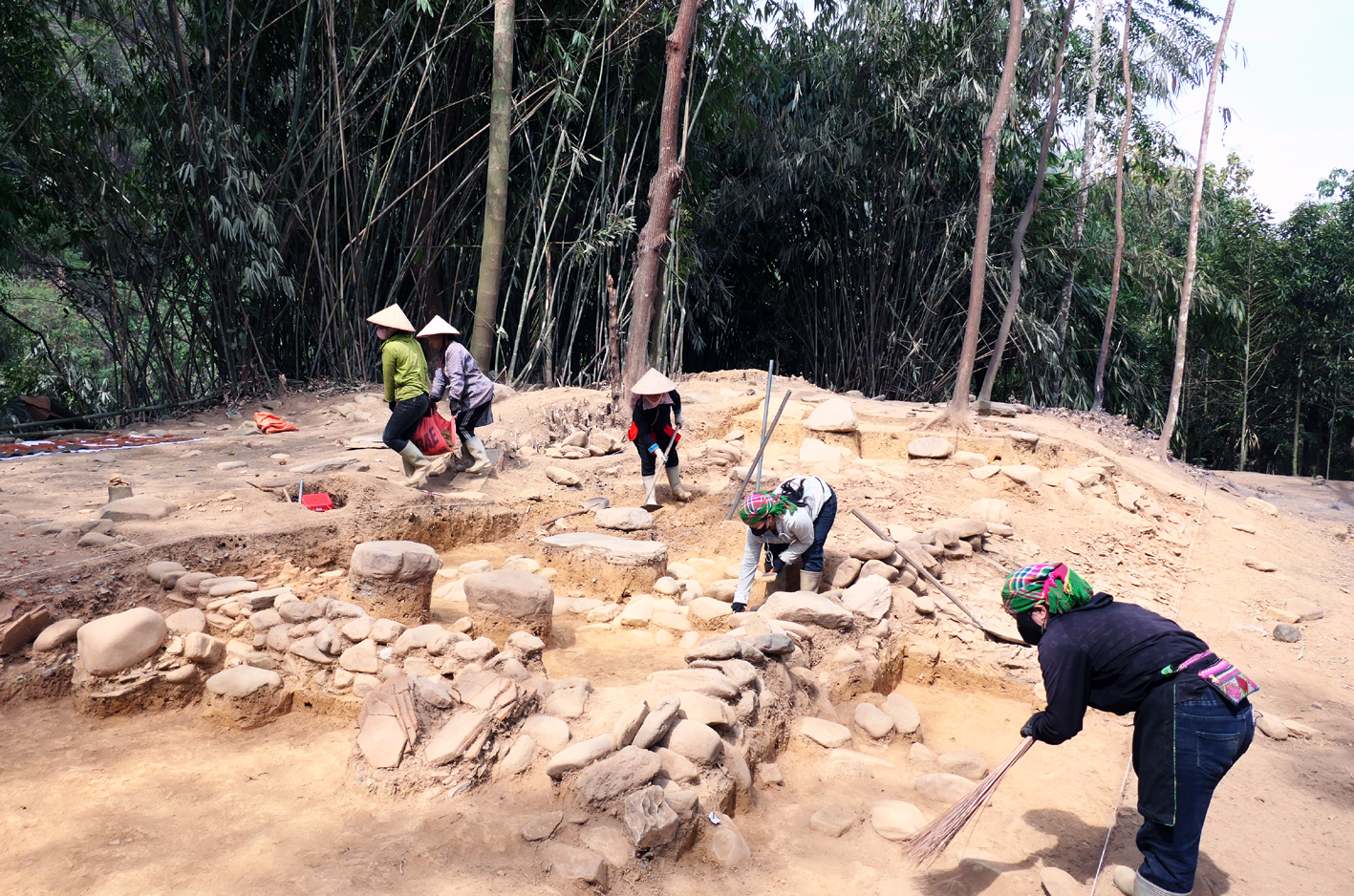 Bảo tàng tỉnh Hà Giang tổ chức khai quật khảo cổ tại khu vực nền chùa cũ ở thôn Bó Củng, thị trấn Yên Phú, huyện Bắc Mê.