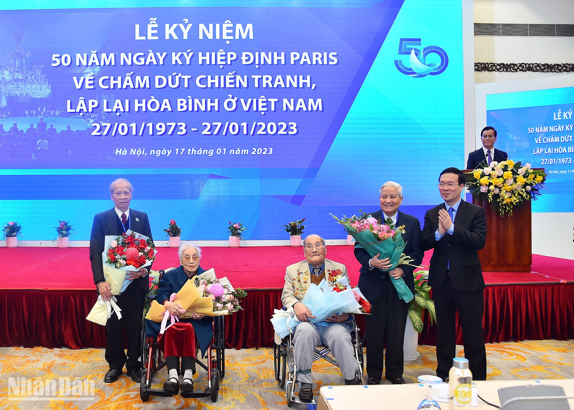 Thường trực Ban Bí thư Võ Văn Thưởng trao hoa tặng các nhân chứng lịch sử của Hiệp định Paris.