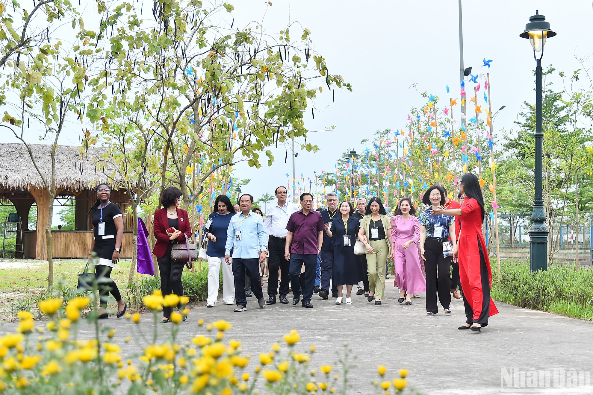 Bộ trưởng Ngoại giao Bùi Thanh Sơn, Phu nhân Vũ Thị Bích Ngọc cùng các nhà ngoại giao nữ, phu nhân đại sứ các nước và ngoại giao đoàn cùng các đại biểu tại chương trình giao lưu với chủ đề “Tìm về không gian văn hóa xứ Đoài”.