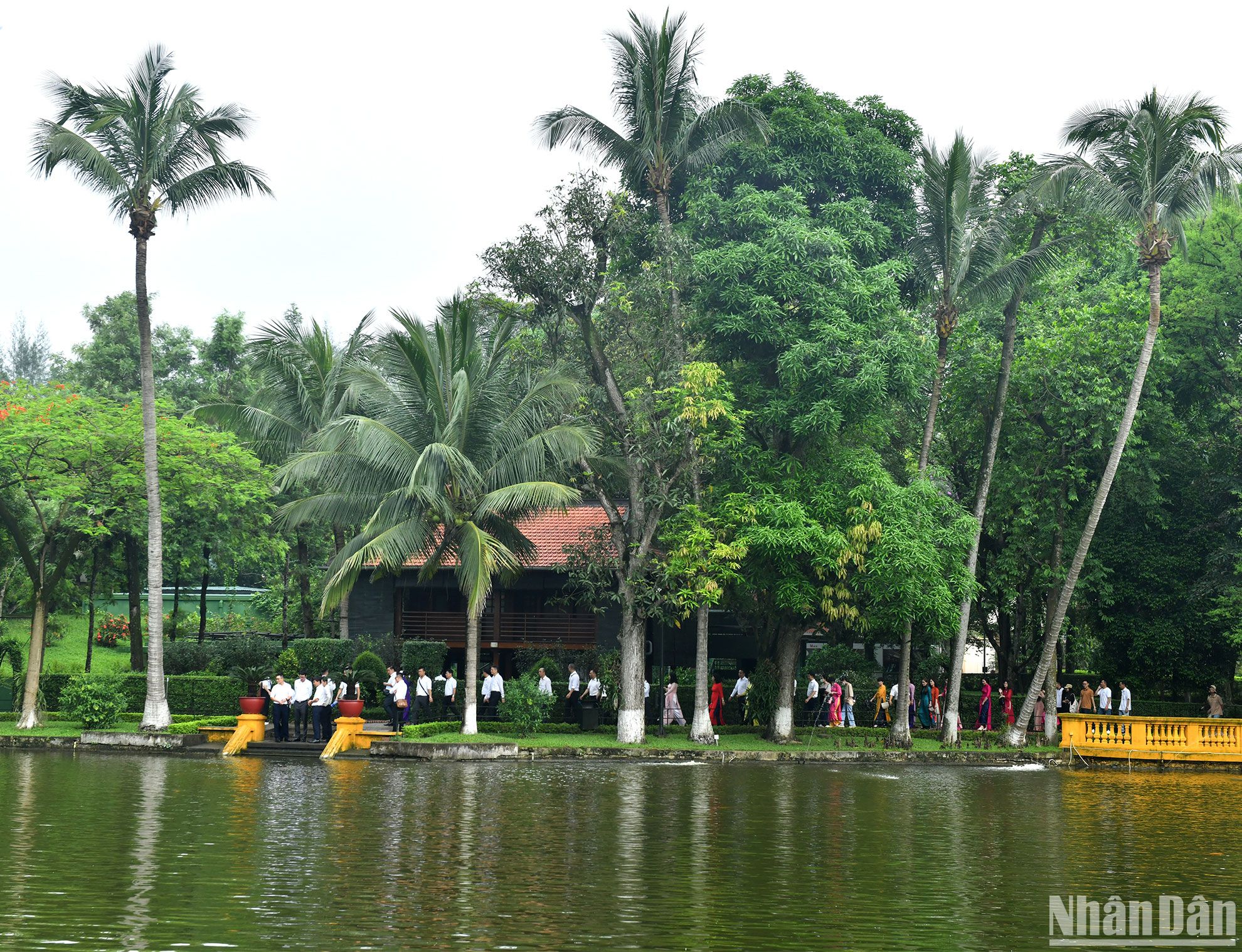 Nhà sàn Bác Hồ hài hòa với khung cảnh thiên nhiên tại Khu di tích Chủ tịch Hồ Chí Minh tại Phủ Chủ tịch.