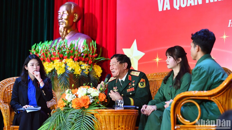 Anh hùng Phạm Tuân chia sẻ những kỷ niệm về thời gian trong quân ngũ.