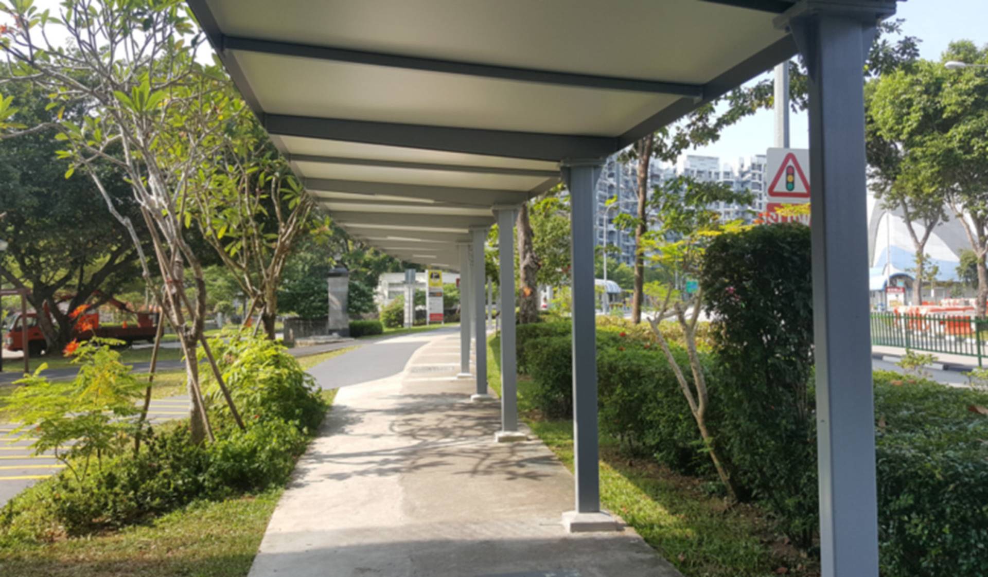 Một đường đi bộ có mái che tại Singapore được xây dựng theo chương trình Walk2Ride. (Ảnh: wanchung.com.sg) 