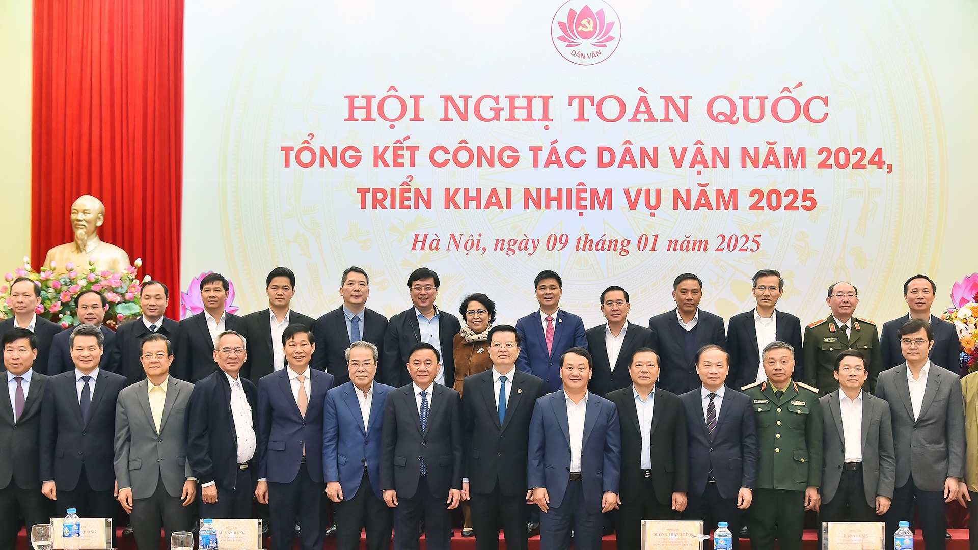 Thường trực Ban Bí thư Trần Cẩm Tú với các đại biểu tại Hội nghị toàn quốc tổng kết công tác dân vận năm 2024, triển khai nhiệm vụ năm 2025.