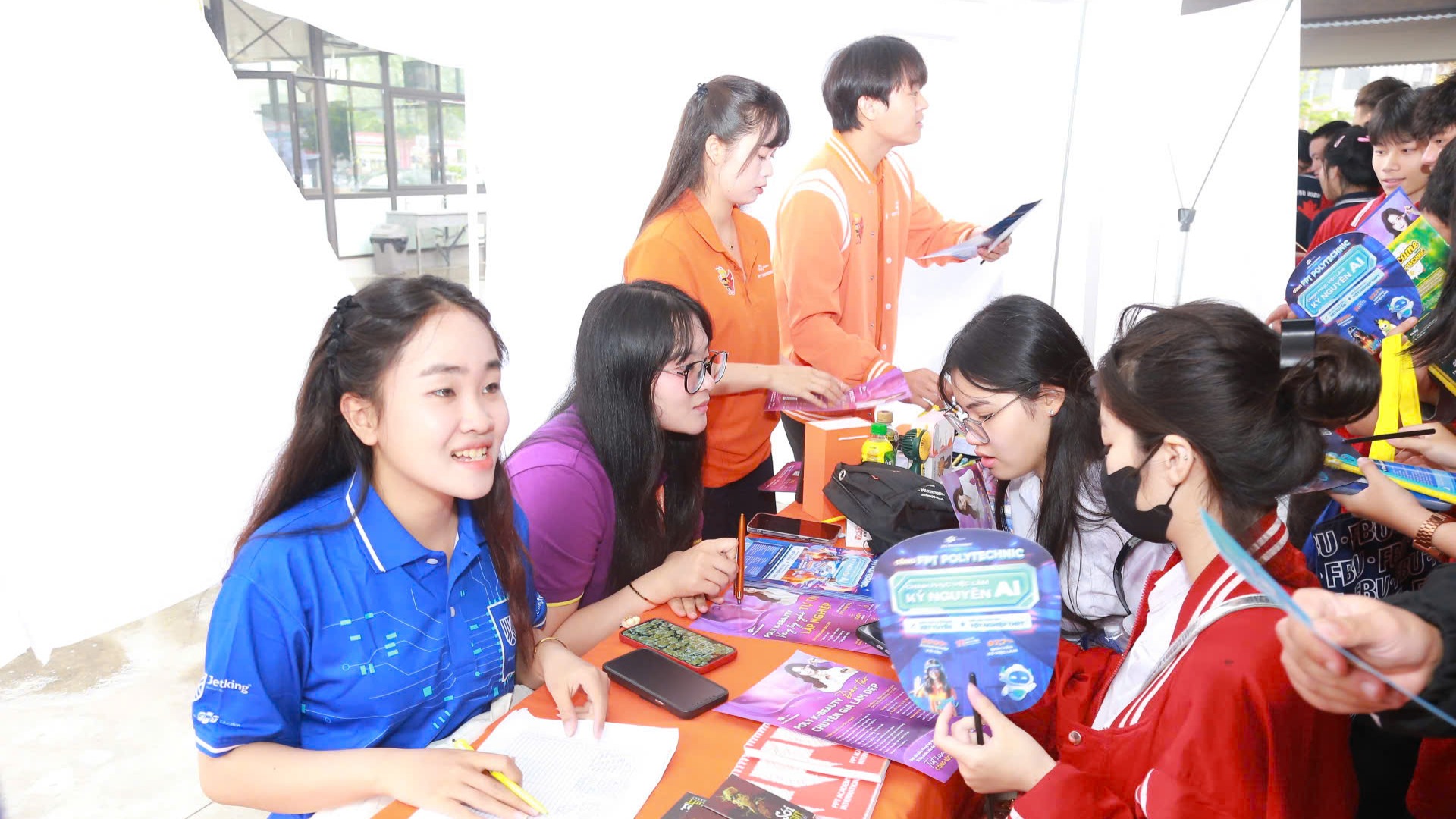 Đông đảo học sinh tham gia chương trình “Đối thoại, tư vấn, hướng nghiệp năm 2025”.
