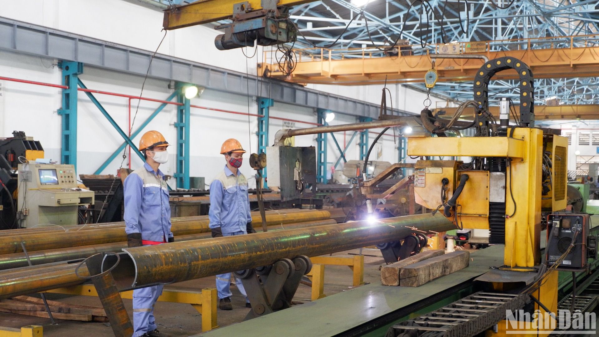 Các đơn vị cung cấp cột thép cho dự án cũng đang tất bật sản xuất, duy trì "3 ca, 4 kíp".