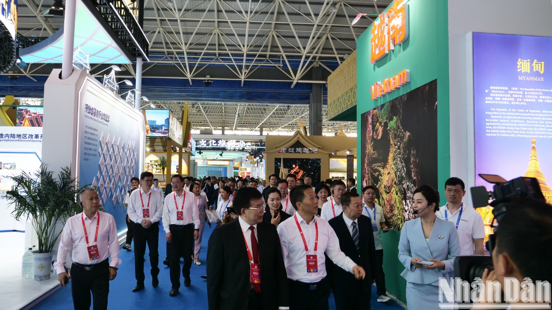 Hội chợ triển lãm thu hút rất đông khách tham quan, tìm hiểu và mua sắm sản phẩm của nước.