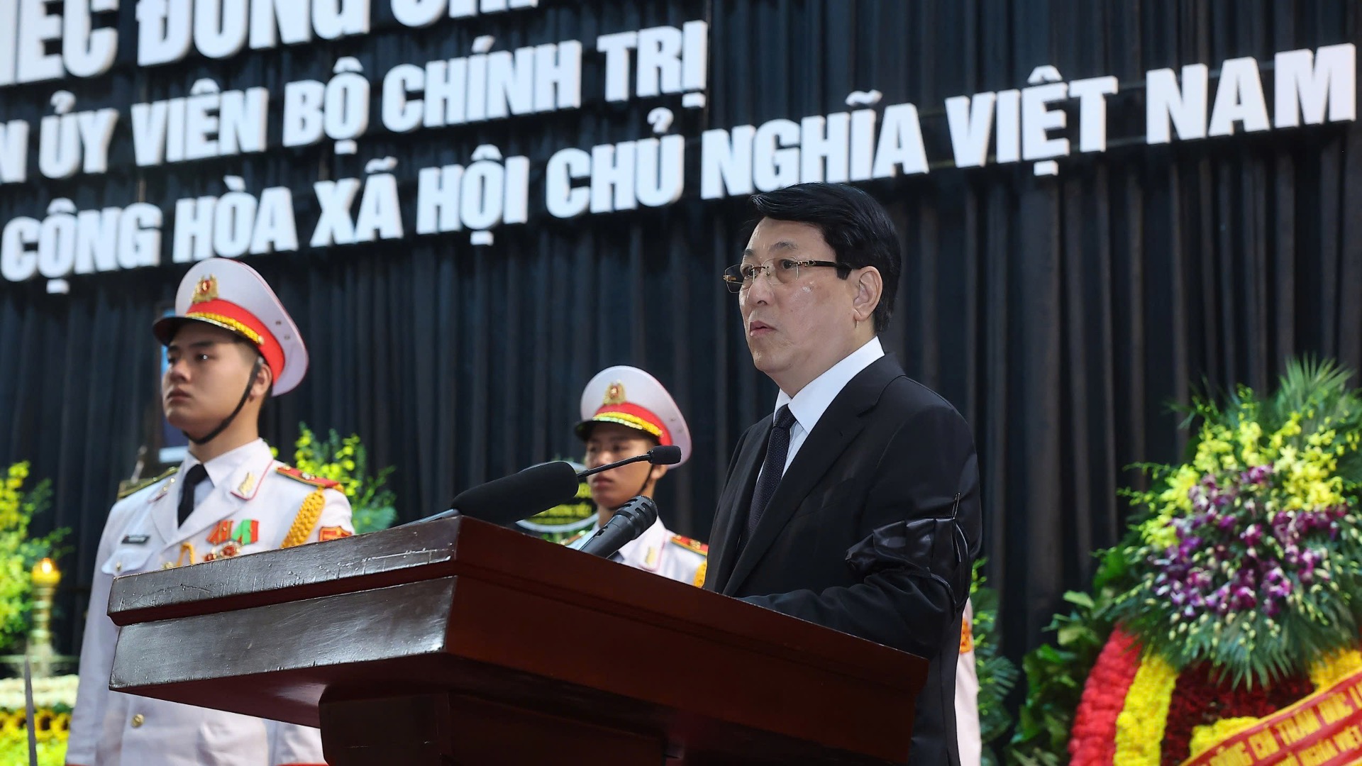 Ủy viên Bộ Chính trị, Chủ tịch nước Lương Cường, Trưởng Ban Lễ tang đọc Lời điếu. (Ảnh: TTXVN)