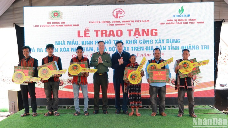 Lãnh đạo Bộ Công an và tỉnh Quảng Trị tặng quà, trao chìa khóa nhà tượng trưng cho các hộ nghèo tại Quảng Trị.