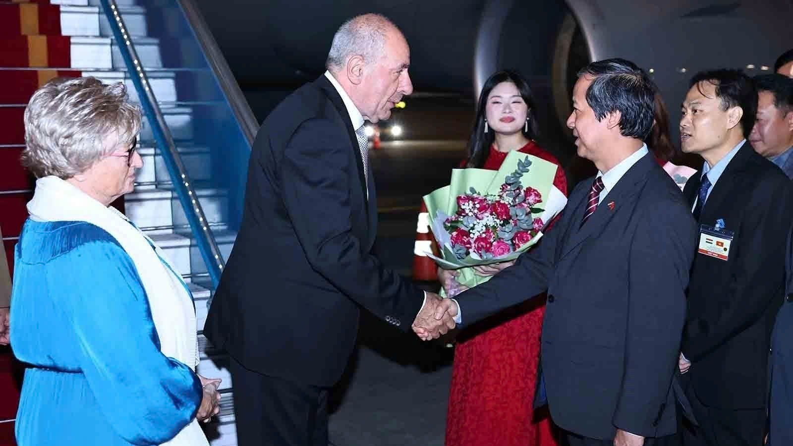 Bộ trưởng Giáo dục và Đào tạo Nguyễn Kim Sơn đón Tổng thống Hungary Sulyok Tamas và Phu nhân tại Sân bay quốc tế Nội Bài. (Ảnh: Minh Đức/TTXVN)