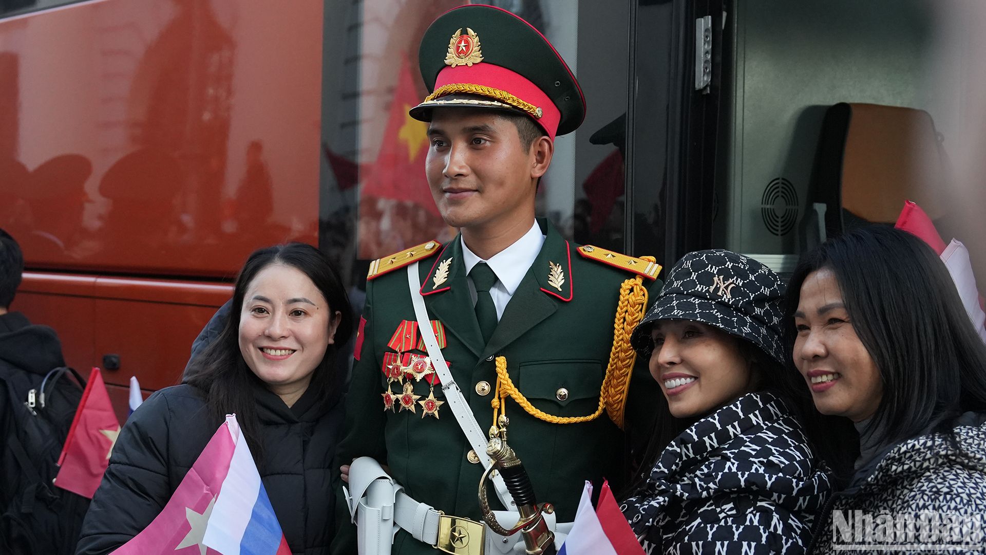Bà con người Việt Nam tại Nga vui vẻ chụp ảnh lưu niệm với quân nhân Việt Nam tham gia hợp luyện chuẩn bị cho Lễ duyệt binh tại Quảng trường Đỏ.