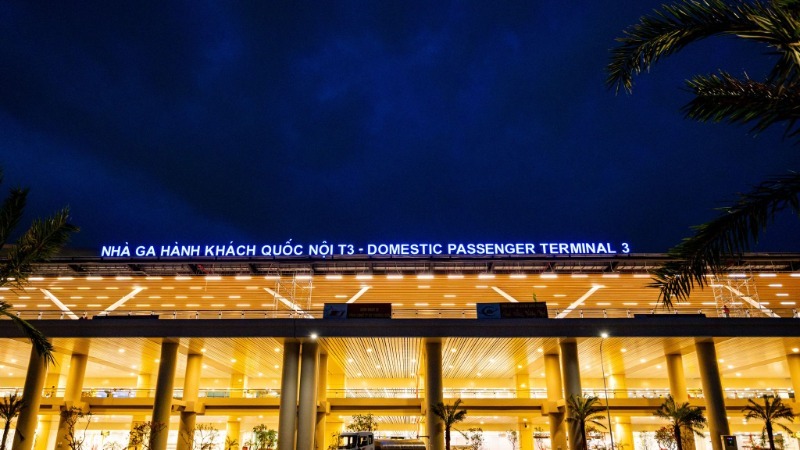 Nhà ga T3 sân bay quốc tế Tân Sơn Nhất đã hoàn thành 99% sau gần hai năm xây dựng. Công trình cơ bản hoàn thiện các hạng mục chính, sẽ được khánh thành sớm hơn kế hoạch hai tháng.