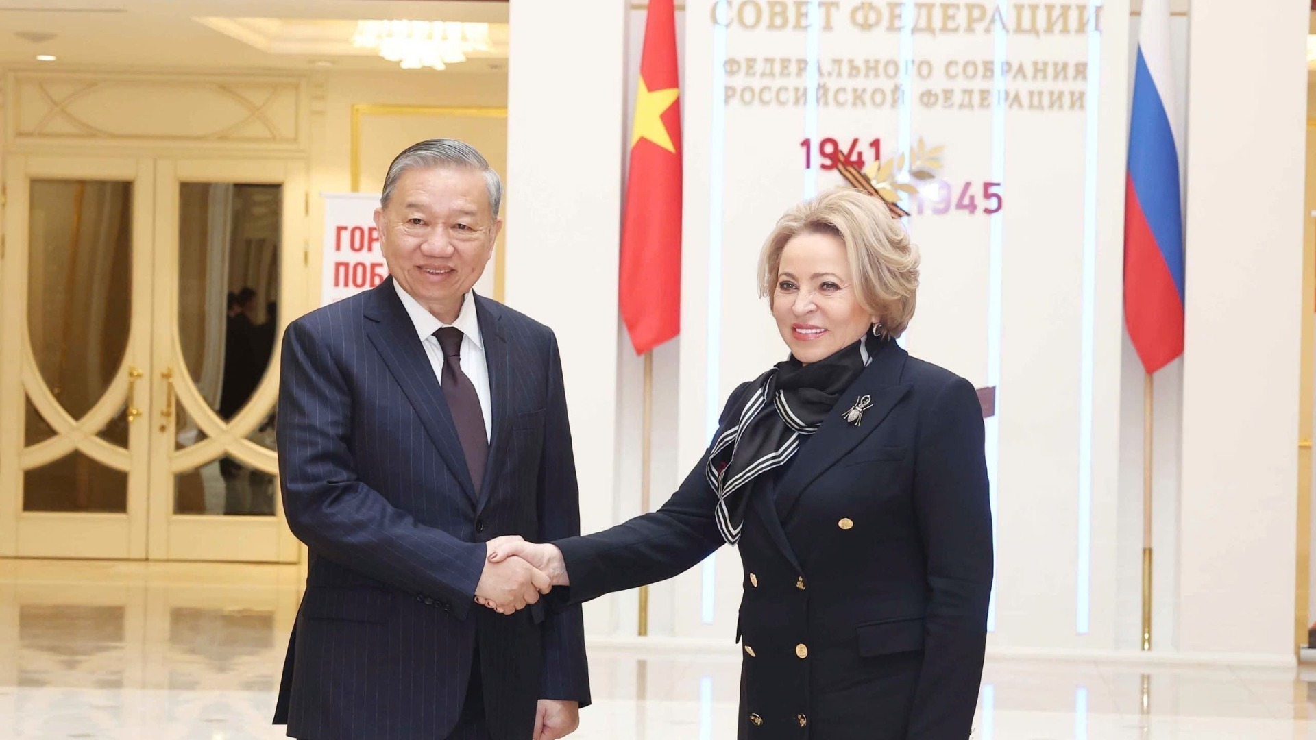 Chủ tịch Hội đồng Liên bang, Quốc hội LB Nga Valentina Matviyenko đón Tổng Bí thư Tô Lâm. (Ảnh: Thống Nhất/TTXVN)