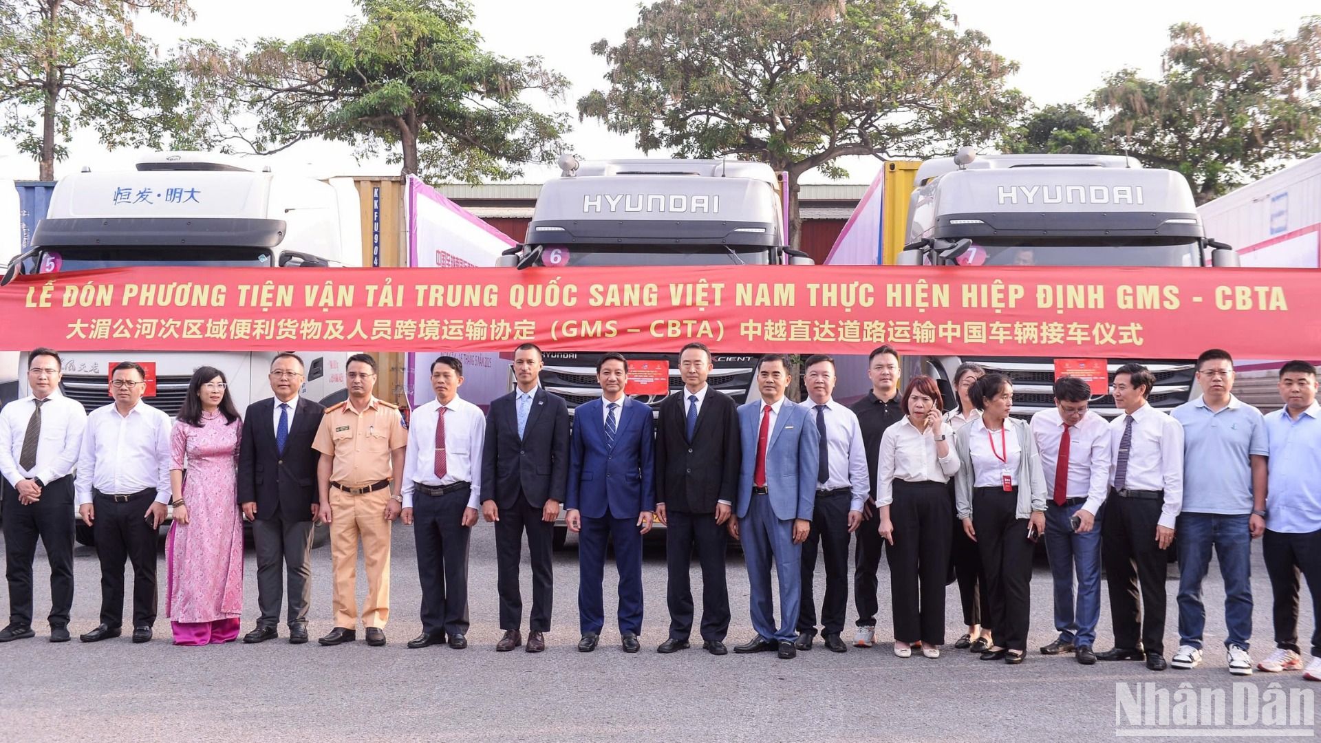Đại biểu của hai nước Việt Nam và Trung Quốc đón phương tiện vận tải Trung Quốc tại ICD Long Biên.